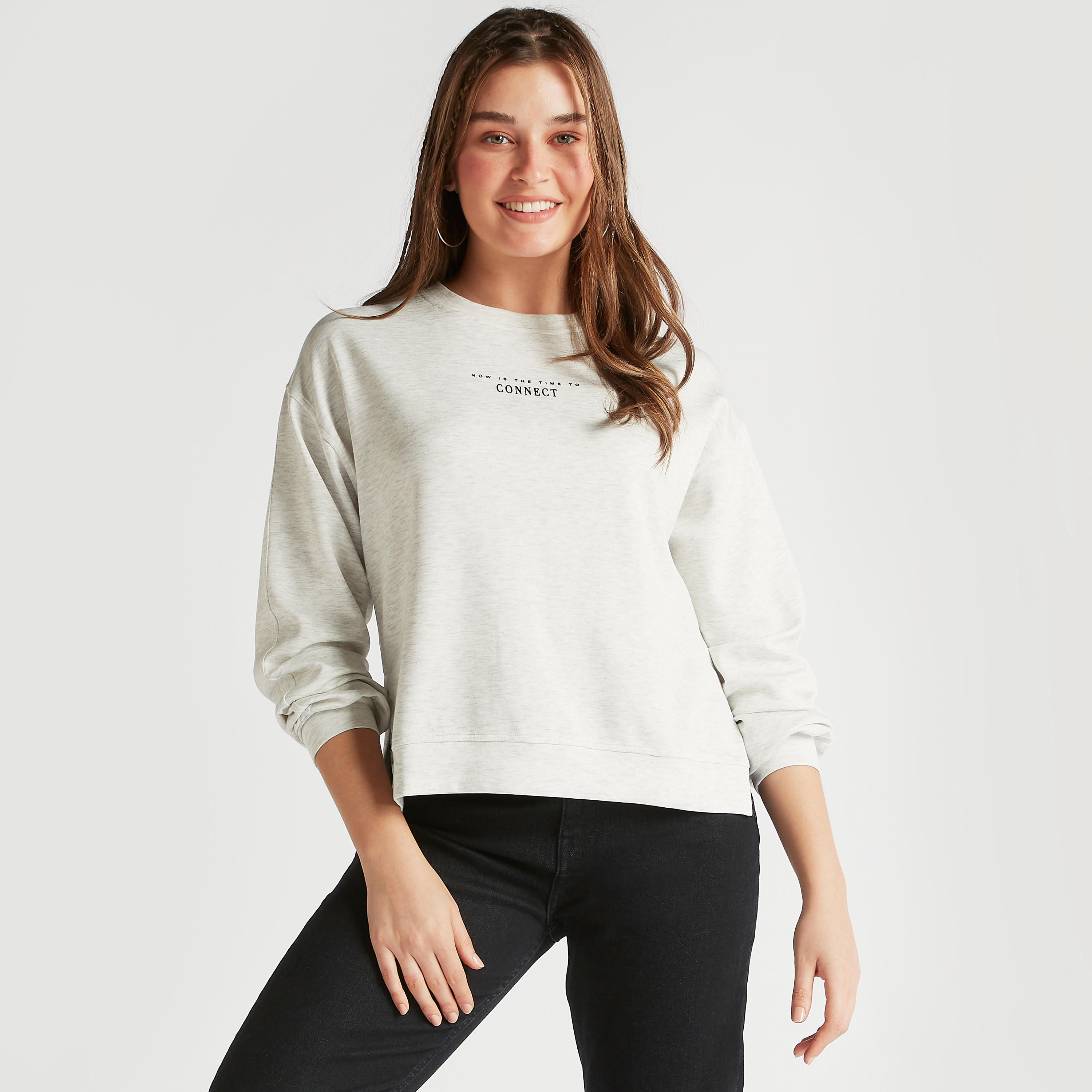 سويت شيرت بياقة ضيقة وأكمام طويلة وطبعات تايبوجرافيك-women-winterwear-hoodiesandsweatshirts-sweatshirts-image-5