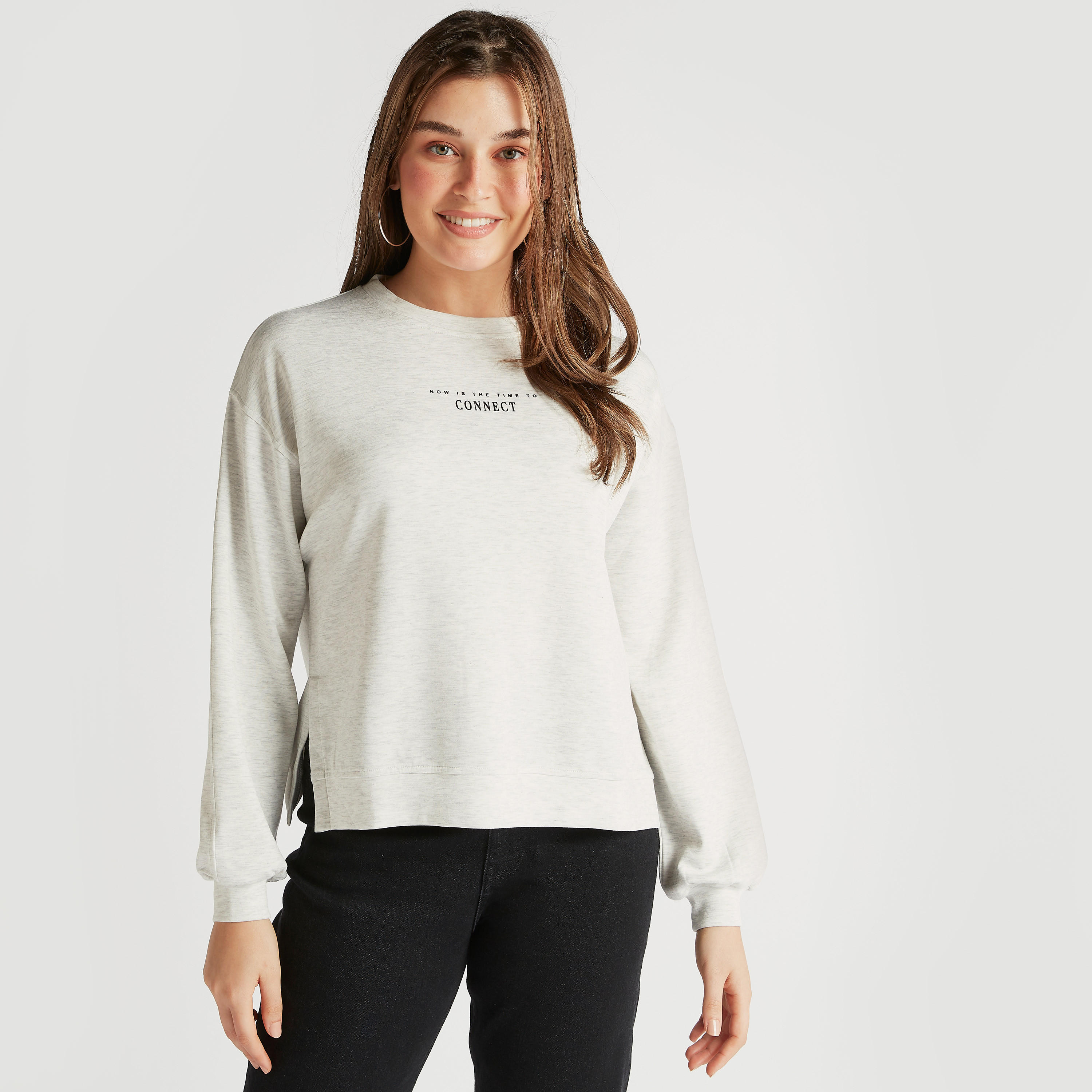 سويت شيرت بياقة ضيقة وأكمام طويلة وطبعات تايبوجرافيك-women-winterwear-hoodiesandsweatshirts-sweatshirts-image-6