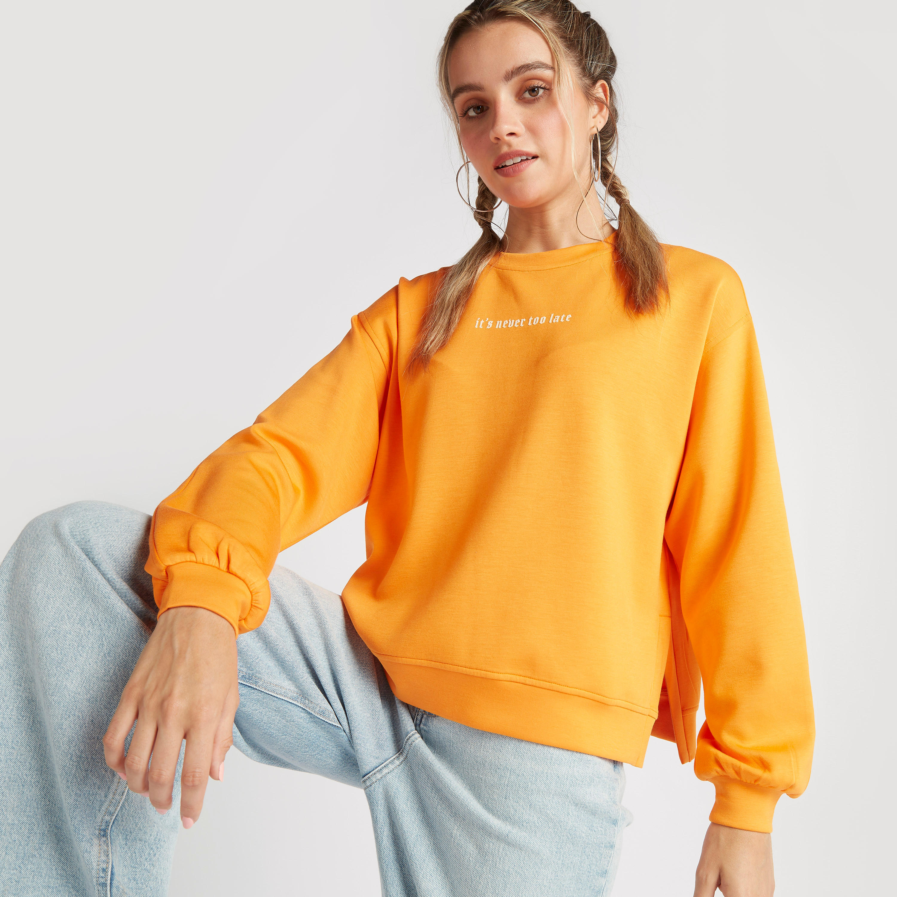 سويت شيرت بياقة ضيقة وأكمام طويلة وطبعات شعار-women-winterwear-hoodiesandsweatshirts-sweatshirts-image-1