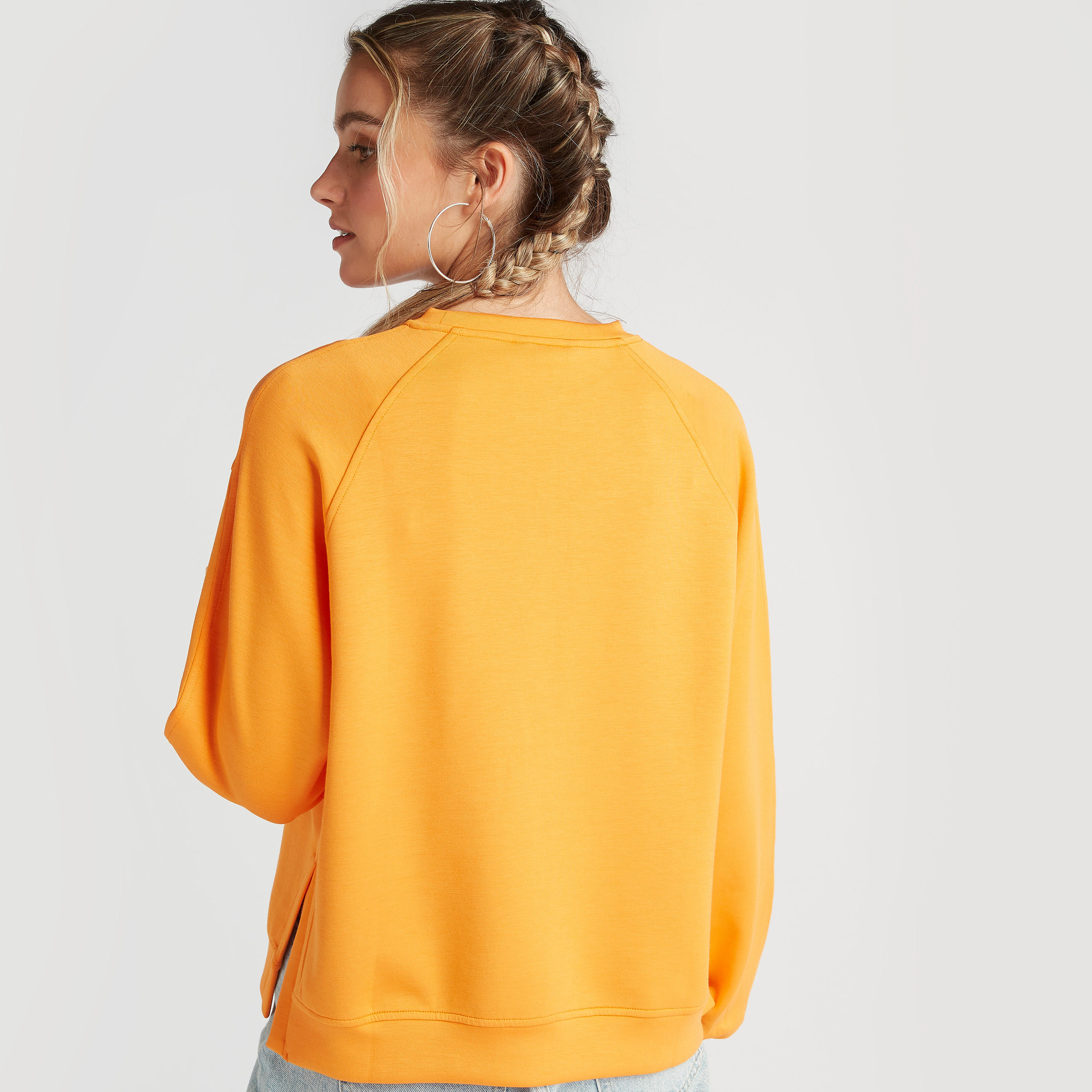 سويت شيرت بياقة ضيقة وأكمام طويلة وطبعات شعار-women-winterwear-hoodiesandsweatshirts-sweatshirts-image-4