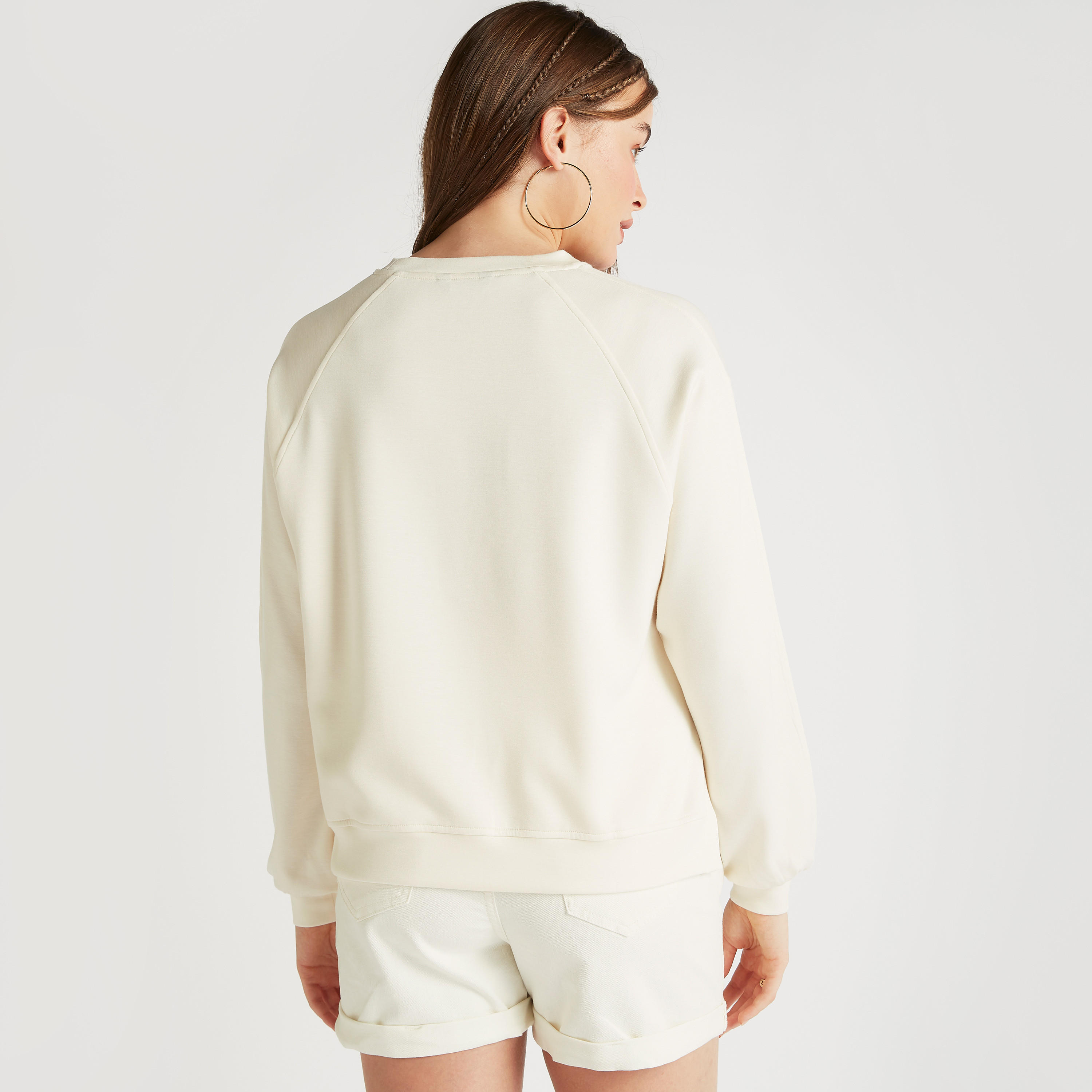سويت شيرت بياقة ضيقة وأكمام طويلة وطبعات شعار-women-winterwear-hoodiesandsweatshirts-sweatshirts-image-4