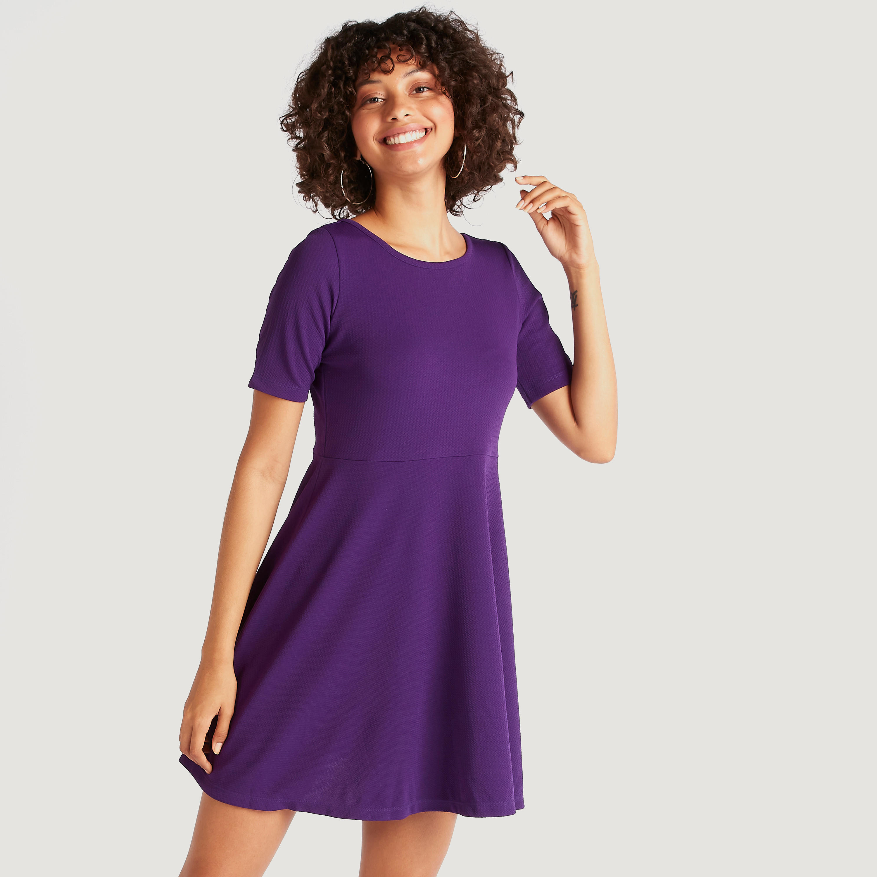 فستان منسدل واسع قصير بارز الملمس بياقة مستديرة وأكمام قصيرة-women-clothing-dresses-image-1