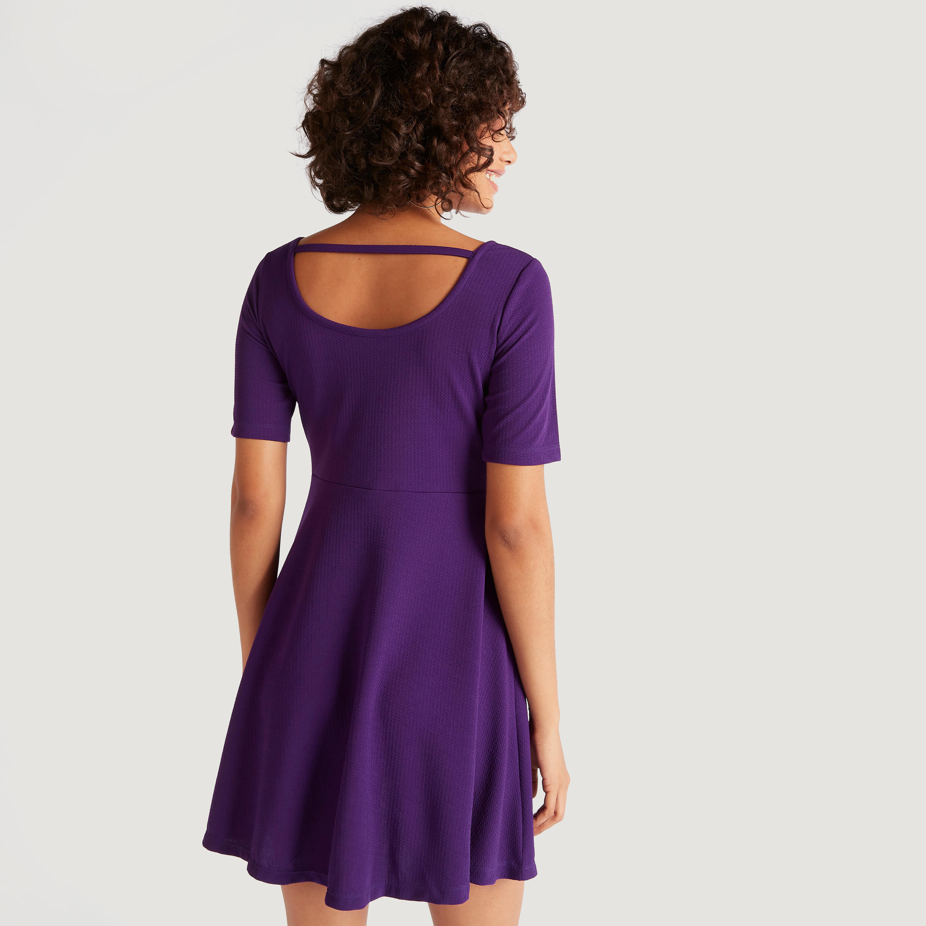 فستان منسدل واسع قصير بارز الملمس بياقة مستديرة وأكمام قصيرة-women-clothing-dresses-image-4