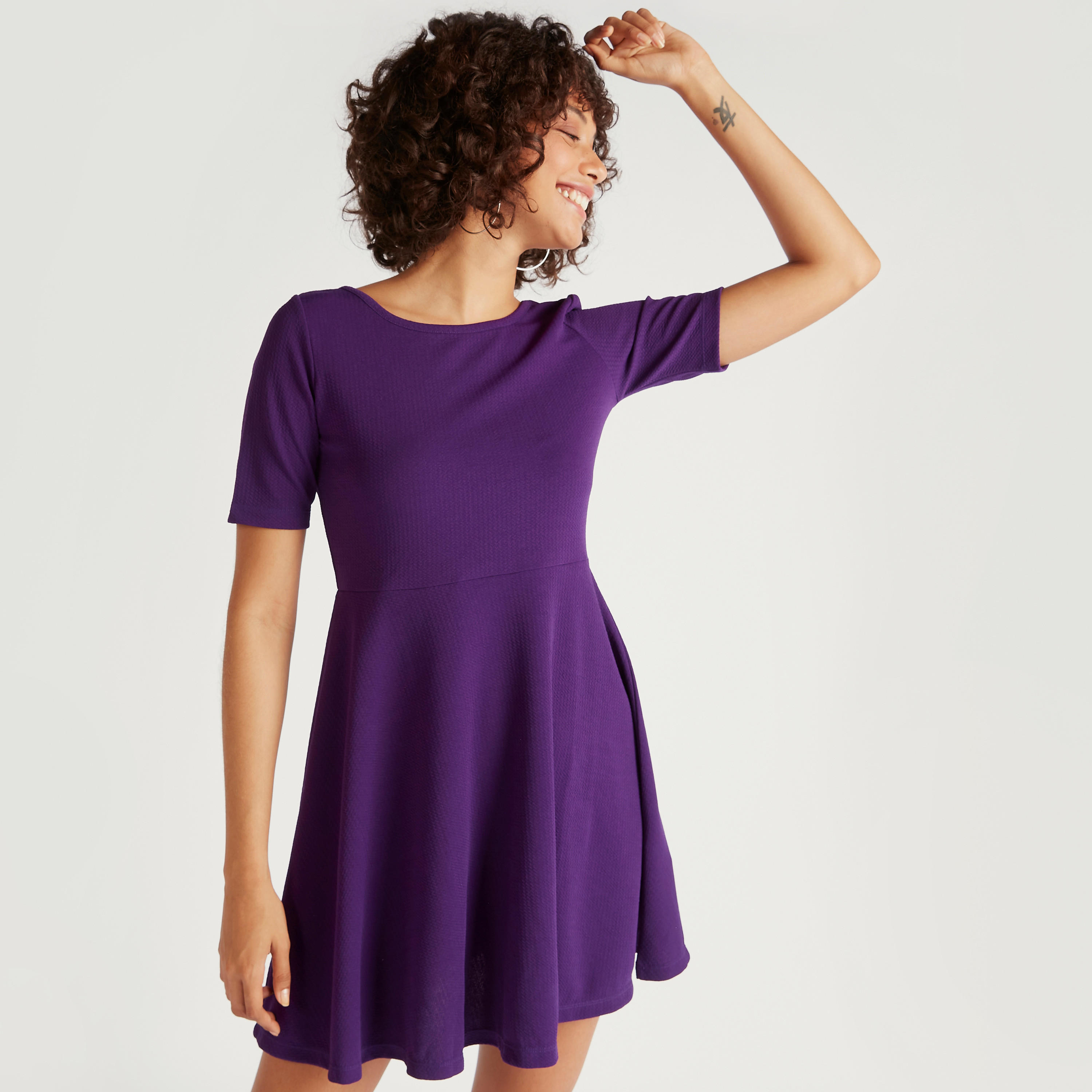 فستان منسدل واسع قصير بارز الملمس بياقة مستديرة وأكمام قصيرة-women-clothing-dresses-image-5