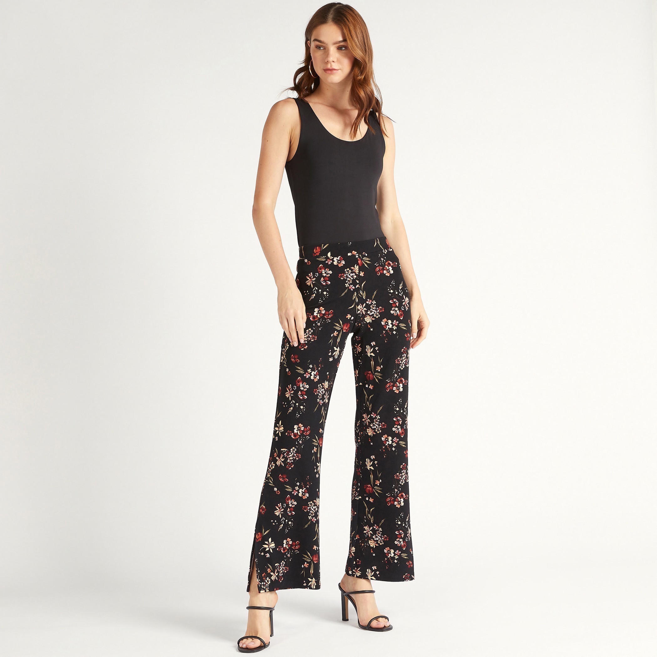 بنطلون بطبعات أزهار وخصر مرتفع مطّاطي وتفاصيل فتحة جانبيّة-women-clothing-bottoms-trousers-image-2