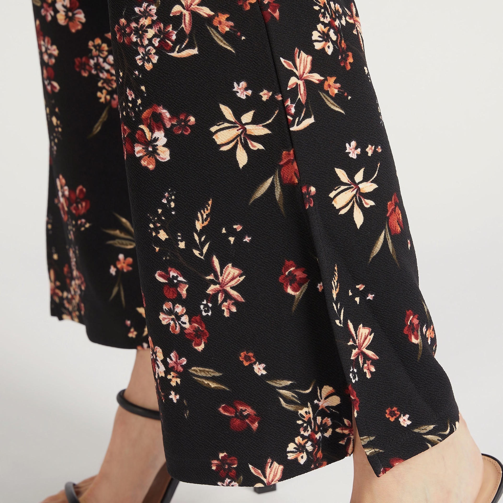 بنطلون بطبعات أزهار وخصر مرتفع مطّاطي وتفاصيل فتحة جانبيّة-women-clothing-bottoms-trousers-image-3