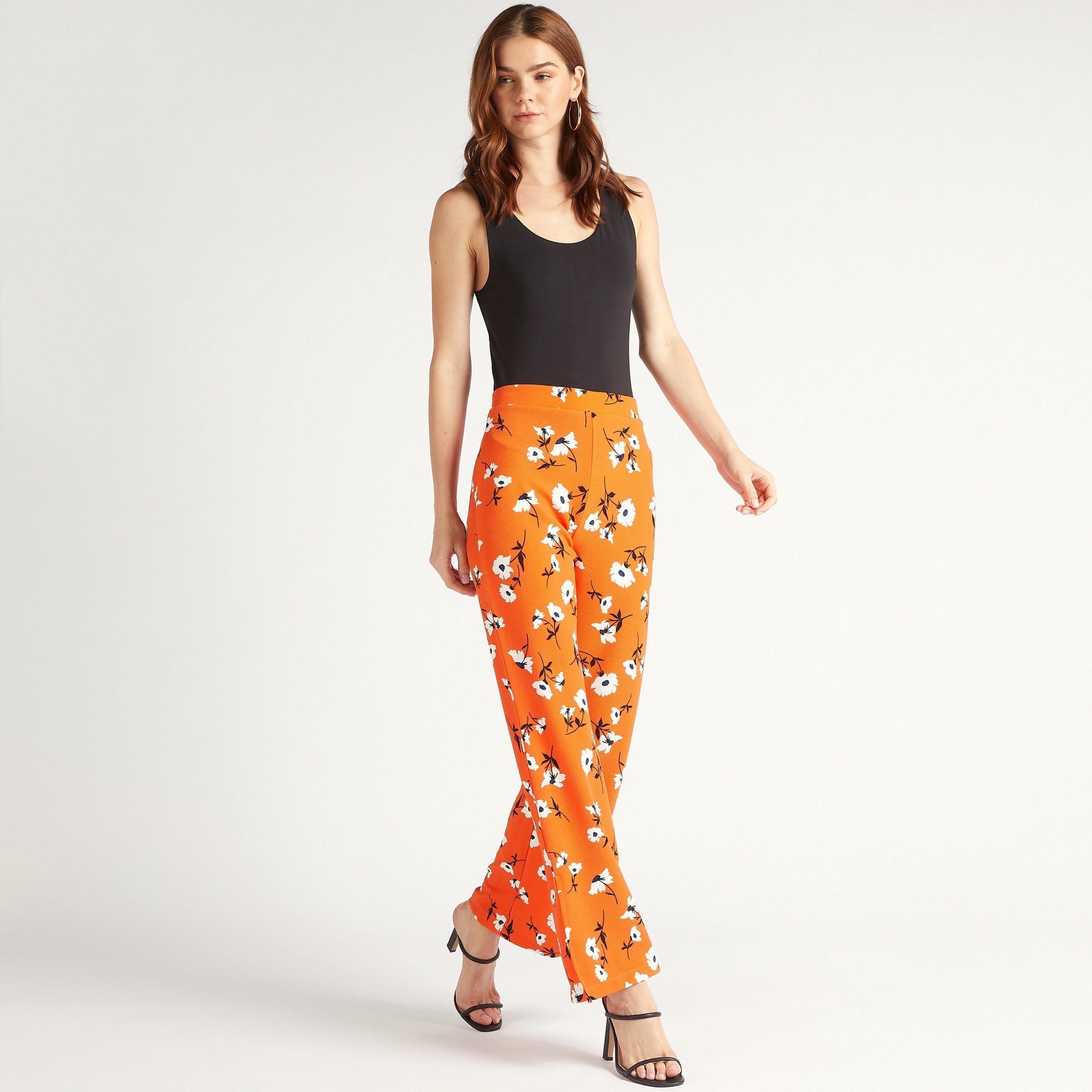 بنطلون بطبعات أزهار وخصر مرتفع مطّاطي وتفاصيل فتحة جانبيّة-women-clothing-bottoms-trousers-image-2