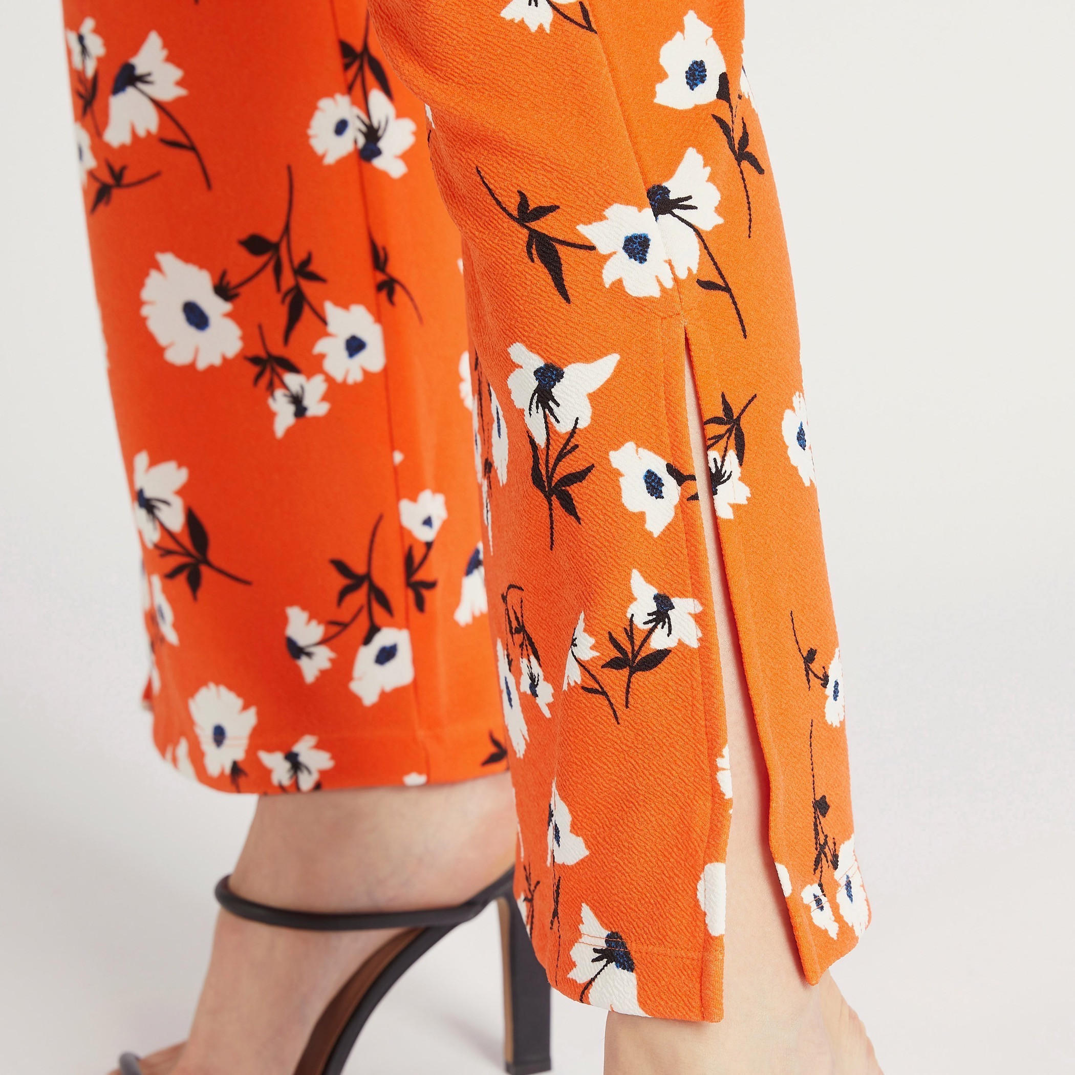 بنطلون بطبعات أزهار وخصر مرتفع مطّاطي وتفاصيل فتحة جانبيّة-women-clothing-bottoms-trousers-image-5