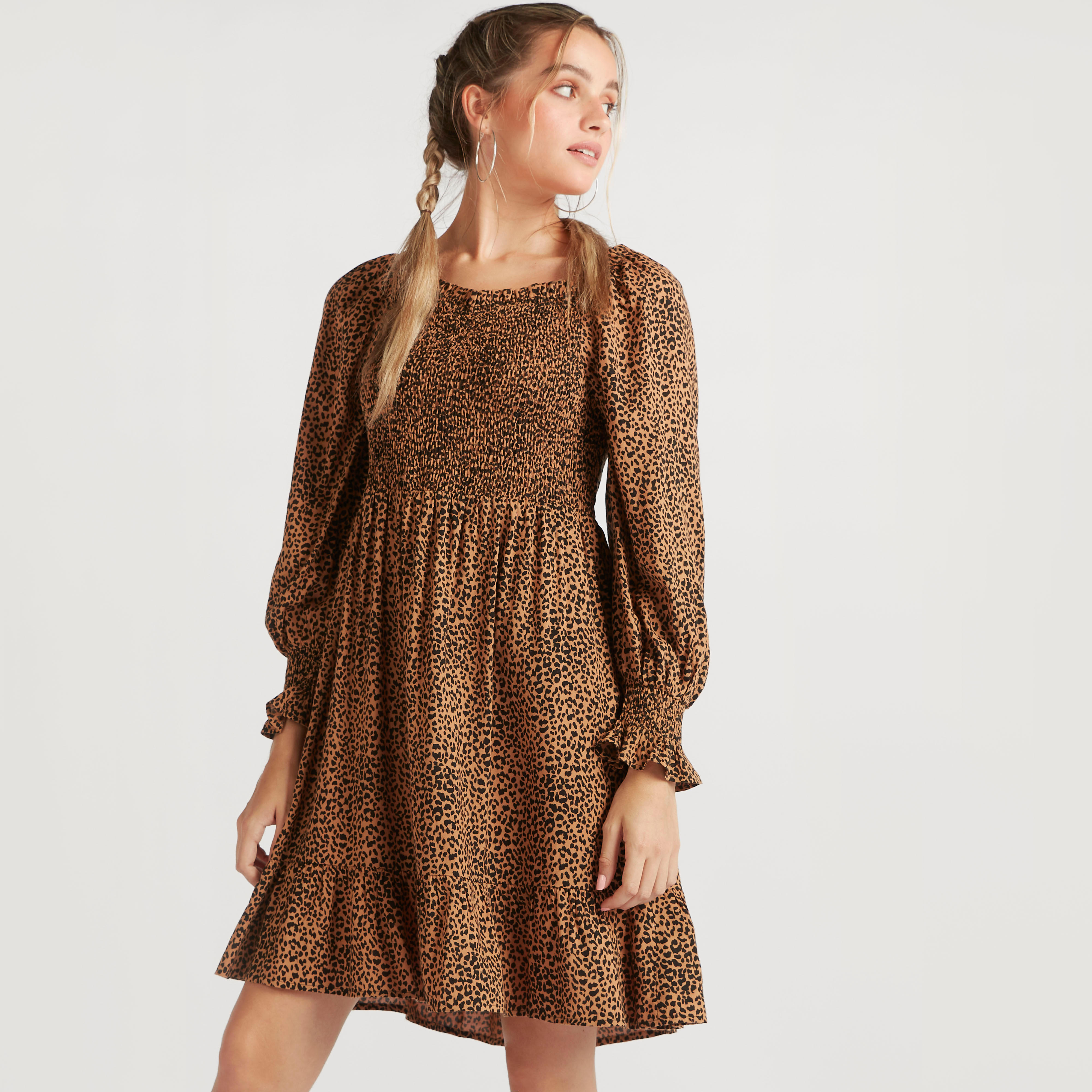 فستان سوينج قصير بطبعات حيوانات وأكمام منفوخة وتفاصيل مطرزة-women-clothing-dresses-image-1