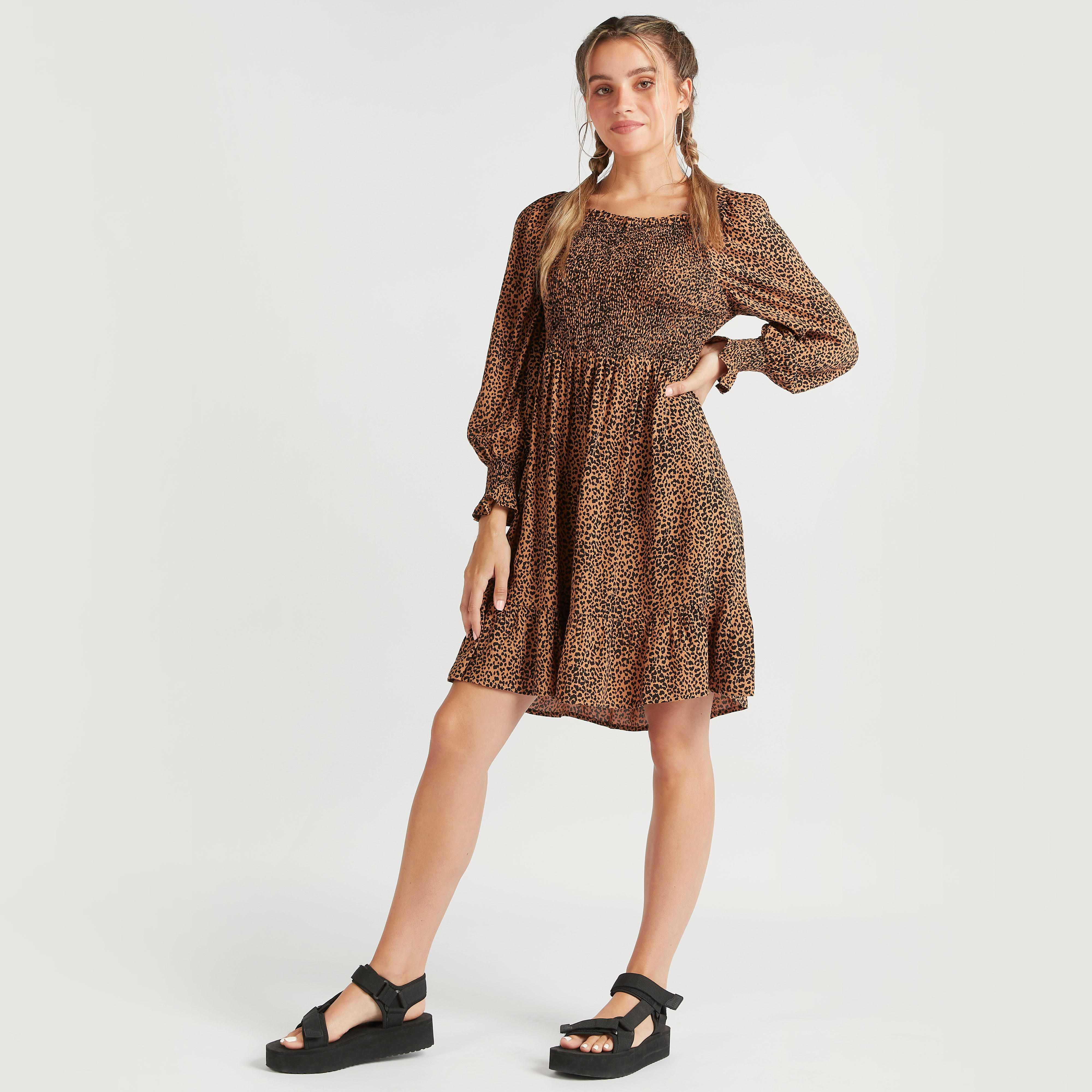 فستان سوينج قصير بطبعات حيوانات وأكمام منفوخة وتفاصيل مطرزة-women-clothing-dresses-image-2