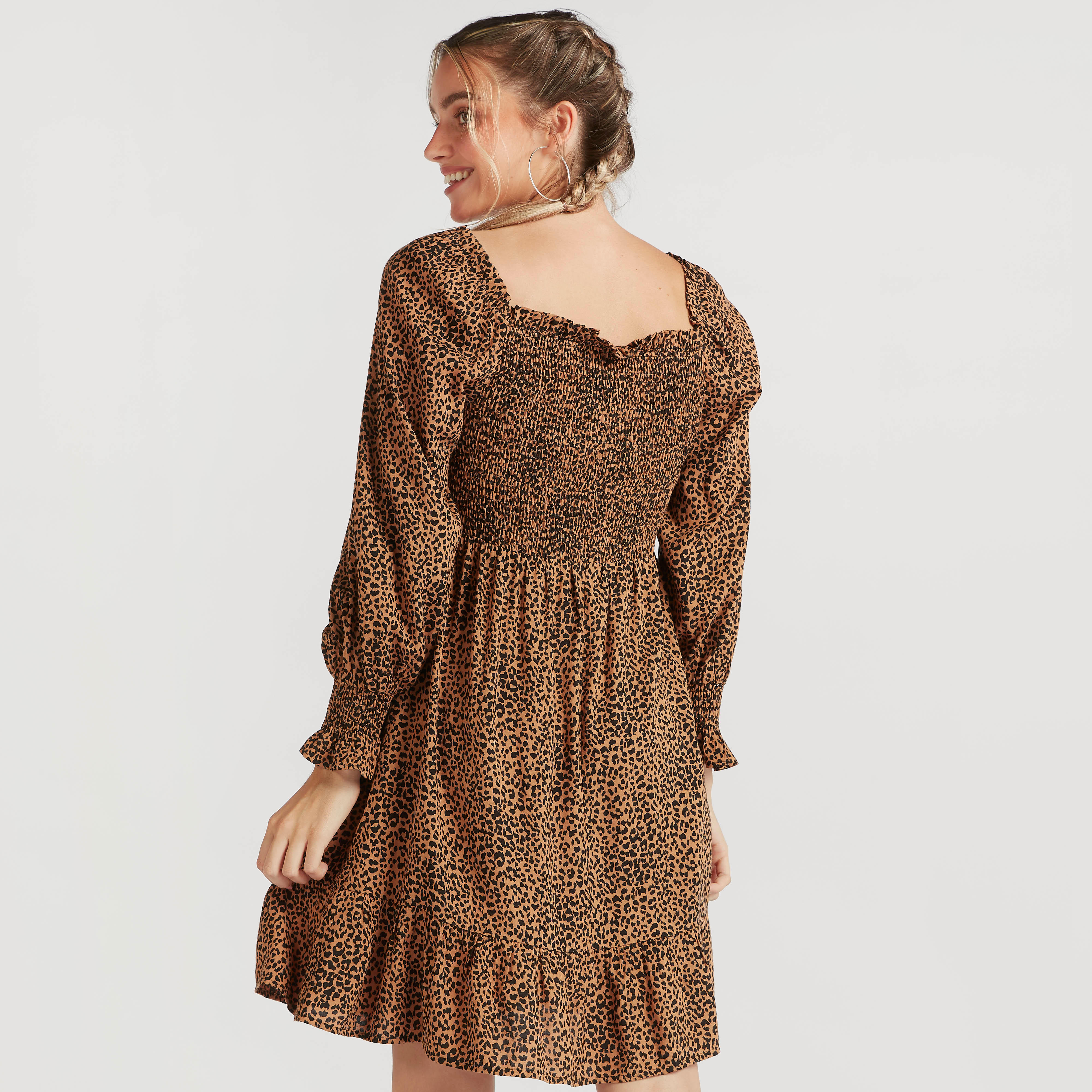 فستان سوينج قصير بطبعات حيوانات وأكمام منفوخة وتفاصيل مطرزة-women-clothing-dresses-image-4
