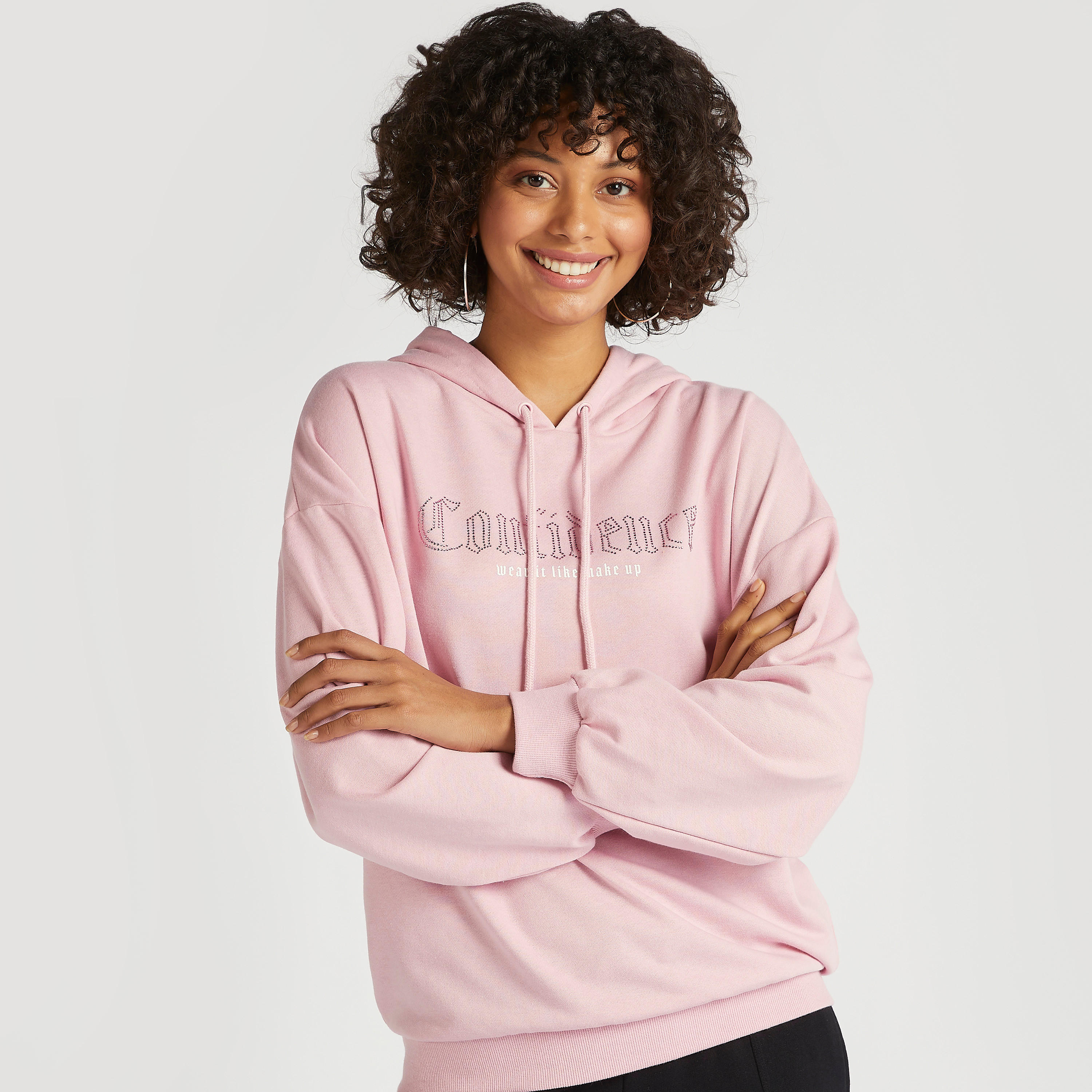 هودي بأكمام طويلة وطبعات تايبوجرافيك-women-winterwear-hoodiesandsweatshirts-sweatshirts-image-1