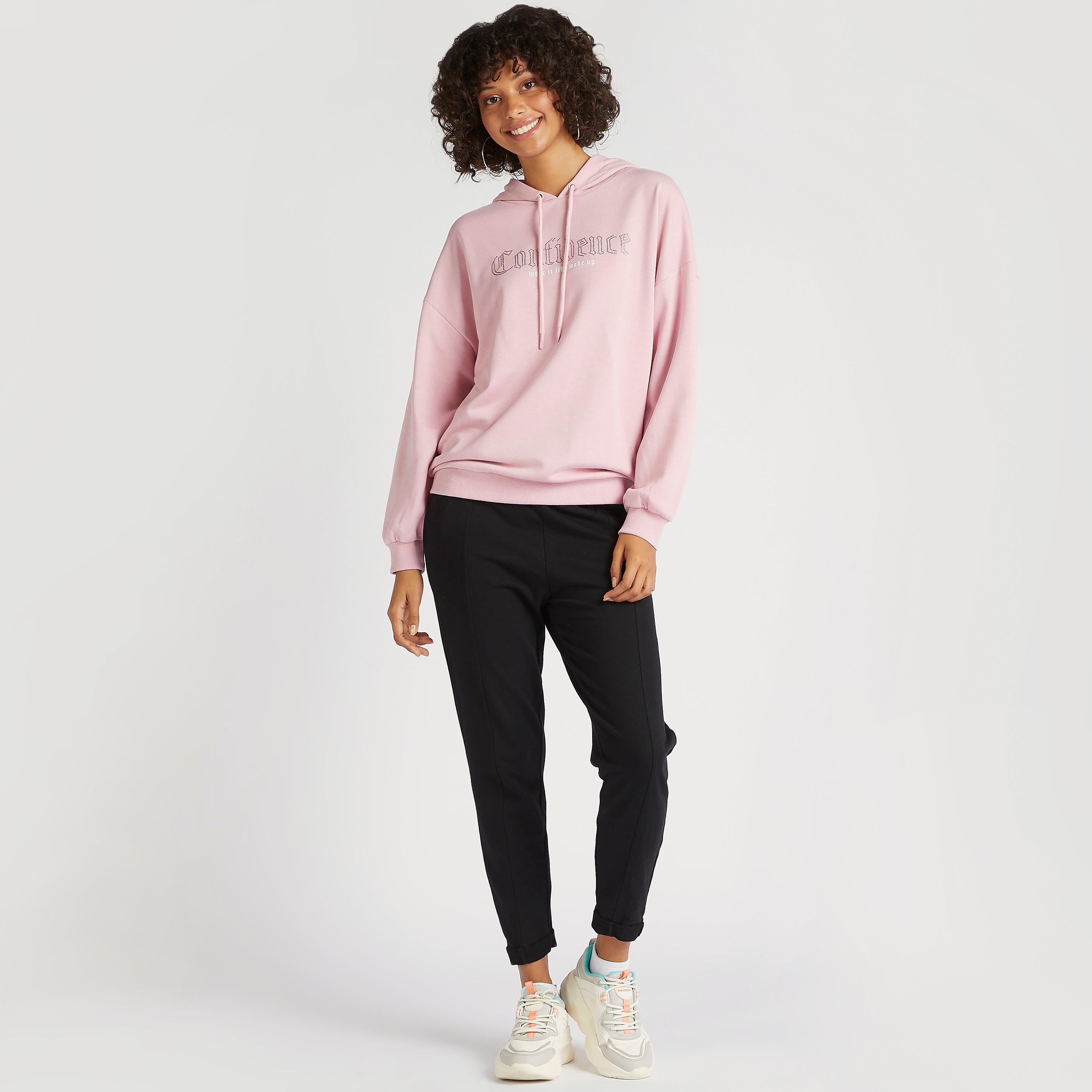 هودي بأكمام طويلة وطبعات تايبوجرافيك-women-winterwear-hoodiesandsweatshirts-sweatshirts-image-2