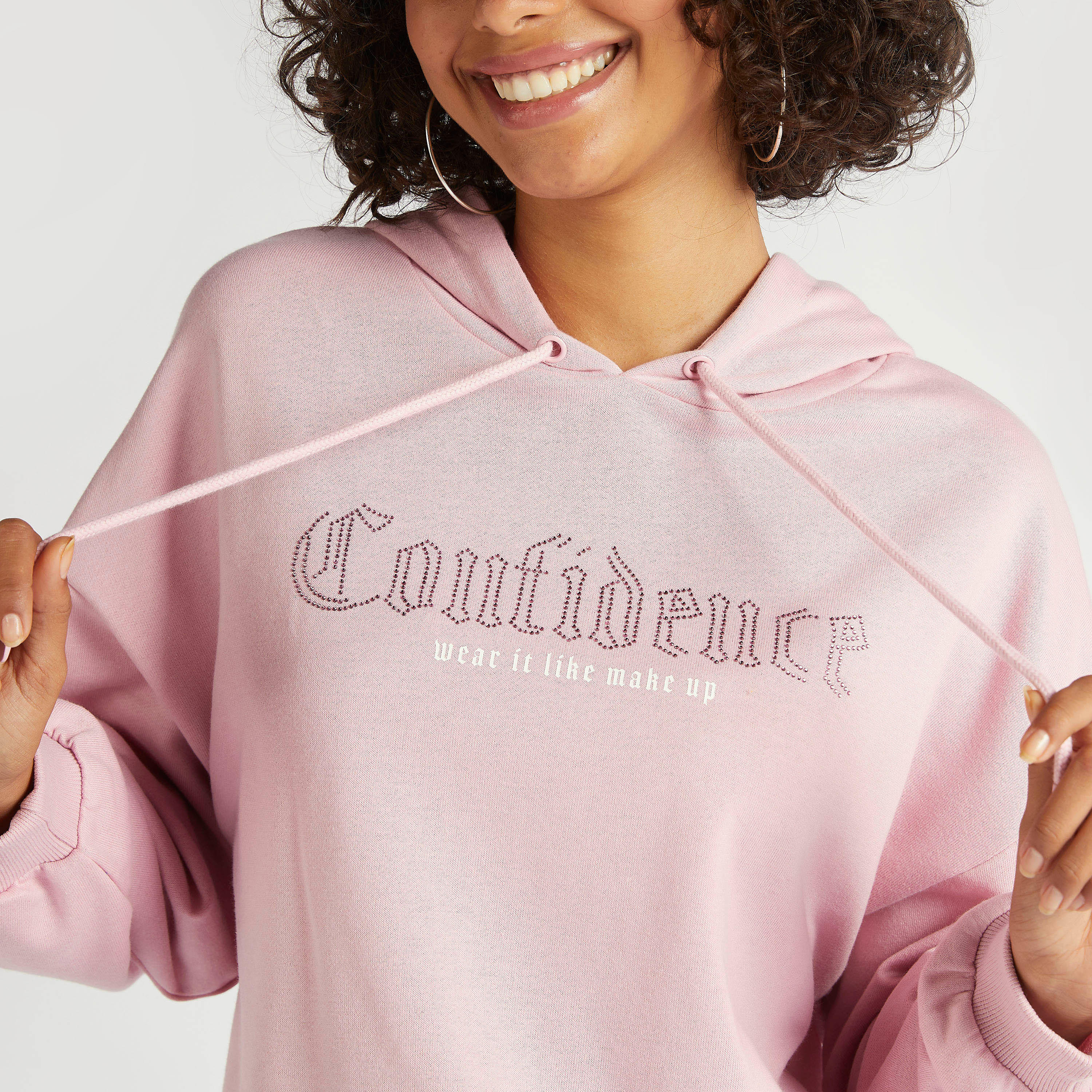هودي بأكمام طويلة وطبعات تايبوجرافيك-women-winterwear-hoodiesandsweatshirts-sweatshirts-image-3
