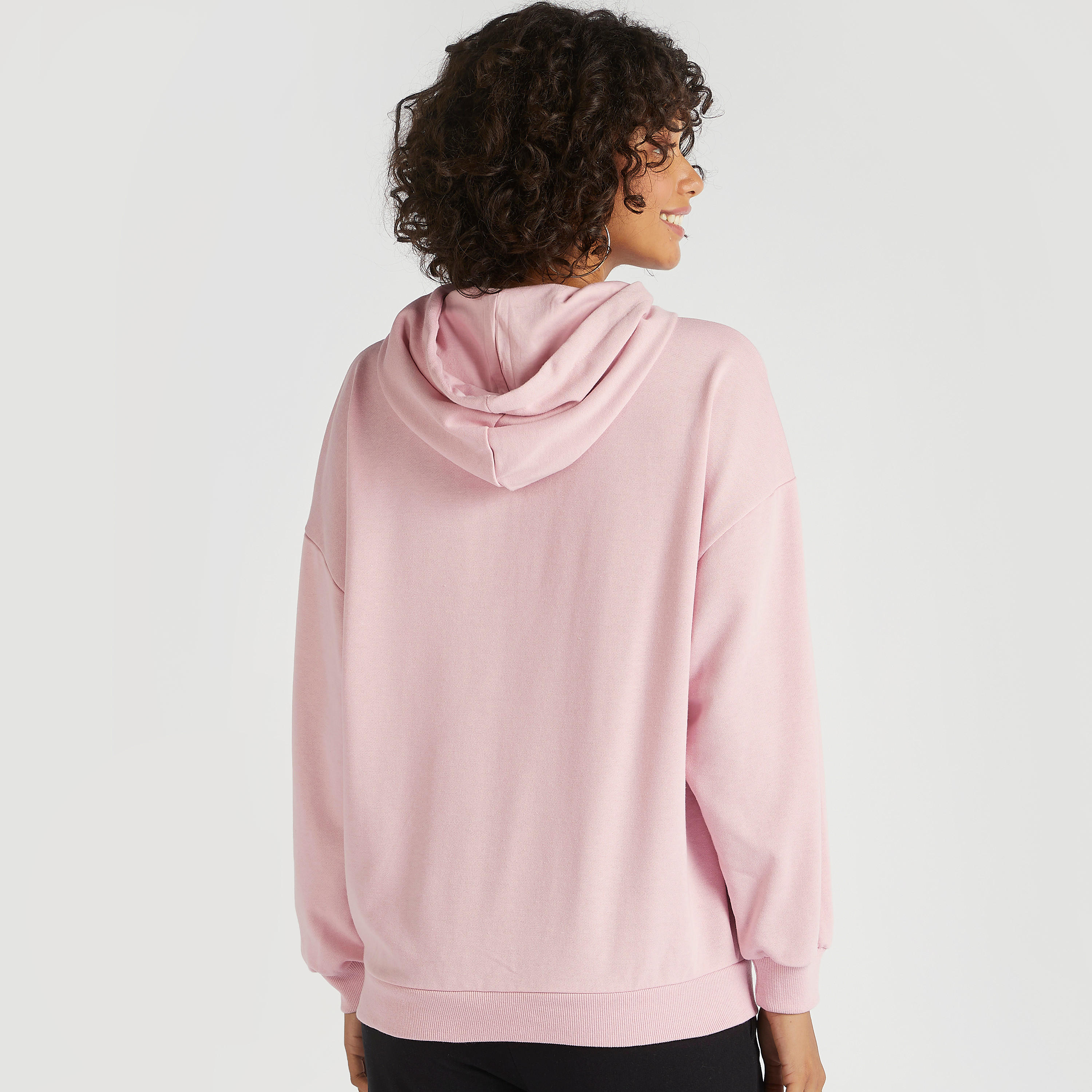 هودي بأكمام طويلة وطبعات تايبوجرافيك-women-winterwear-hoodiesandsweatshirts-sweatshirts-image-4