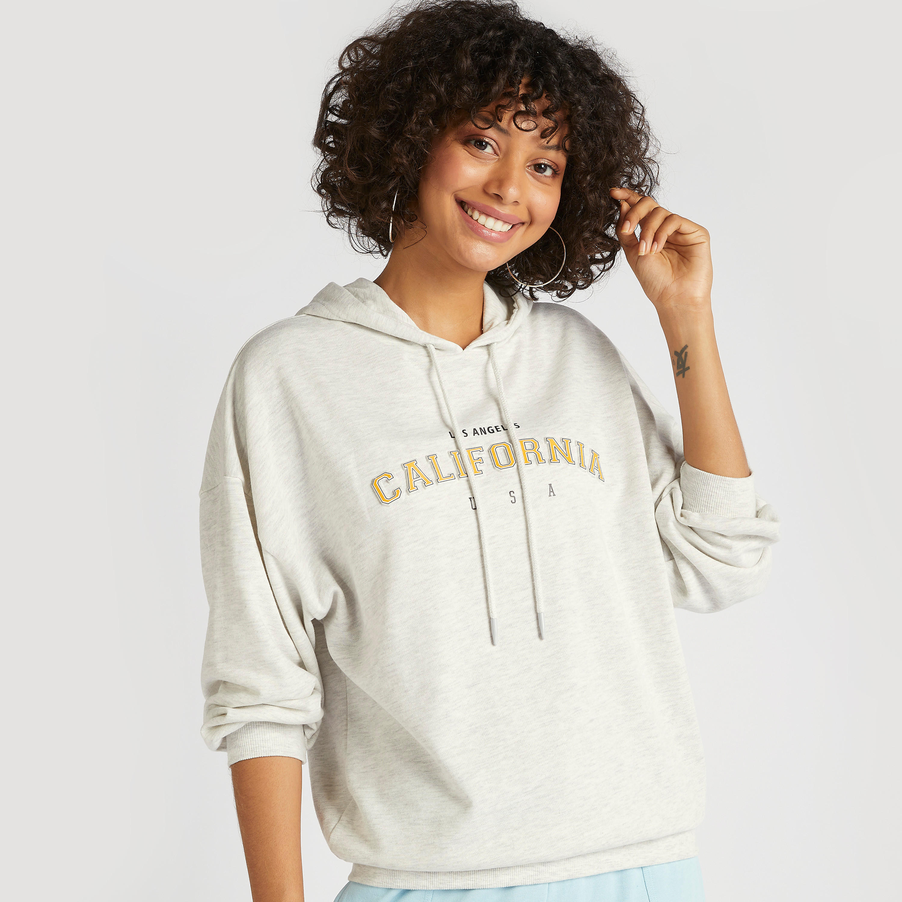 هودي بأكمام طويلة وطبعات تايبوجرافيك-women-winterwear-hoodiesandsweatshirts-sweatshirts-image-1