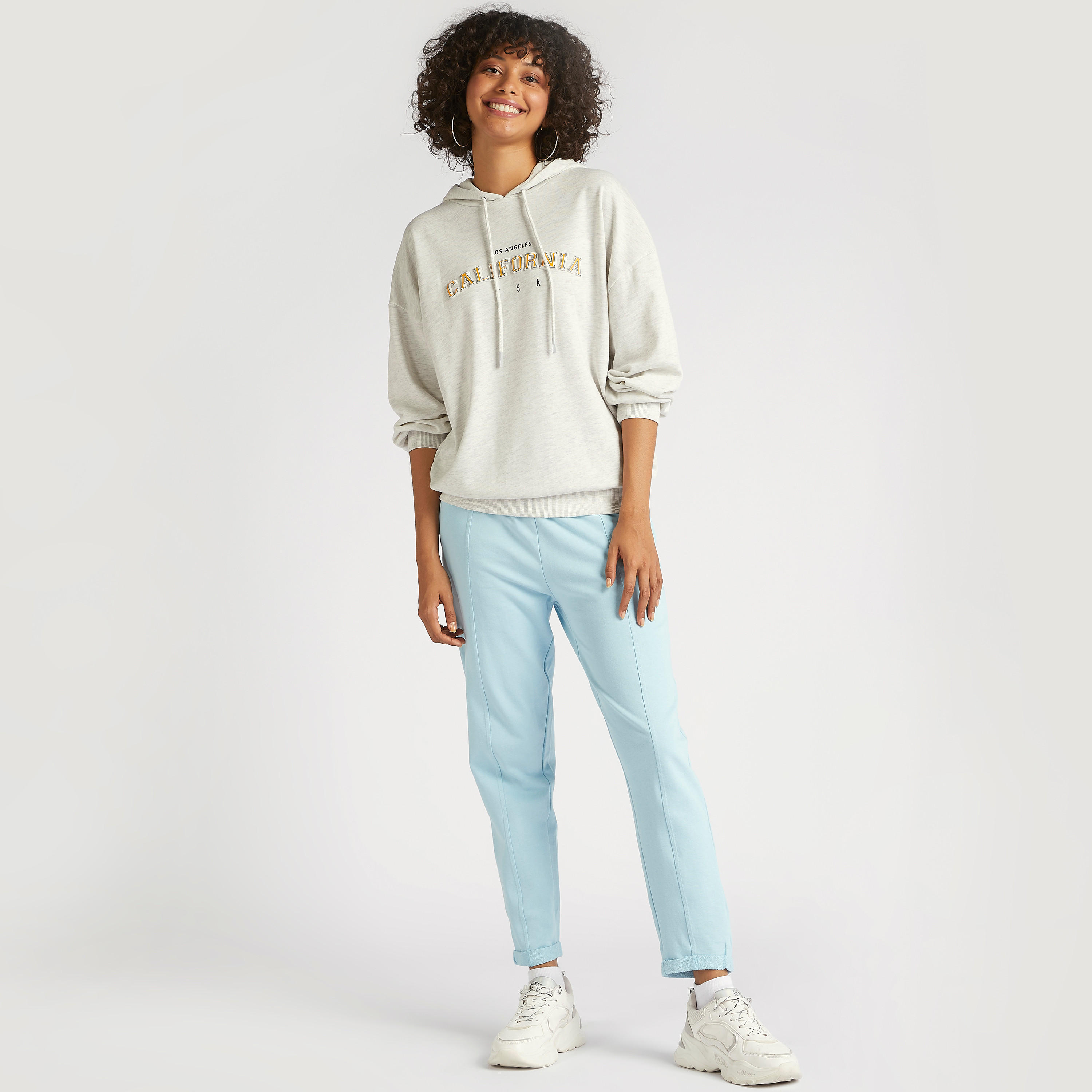 هودي بأكمام طويلة وطبعات تايبوجرافيك-women-winterwear-hoodiesandsweatshirts-sweatshirts-image-2