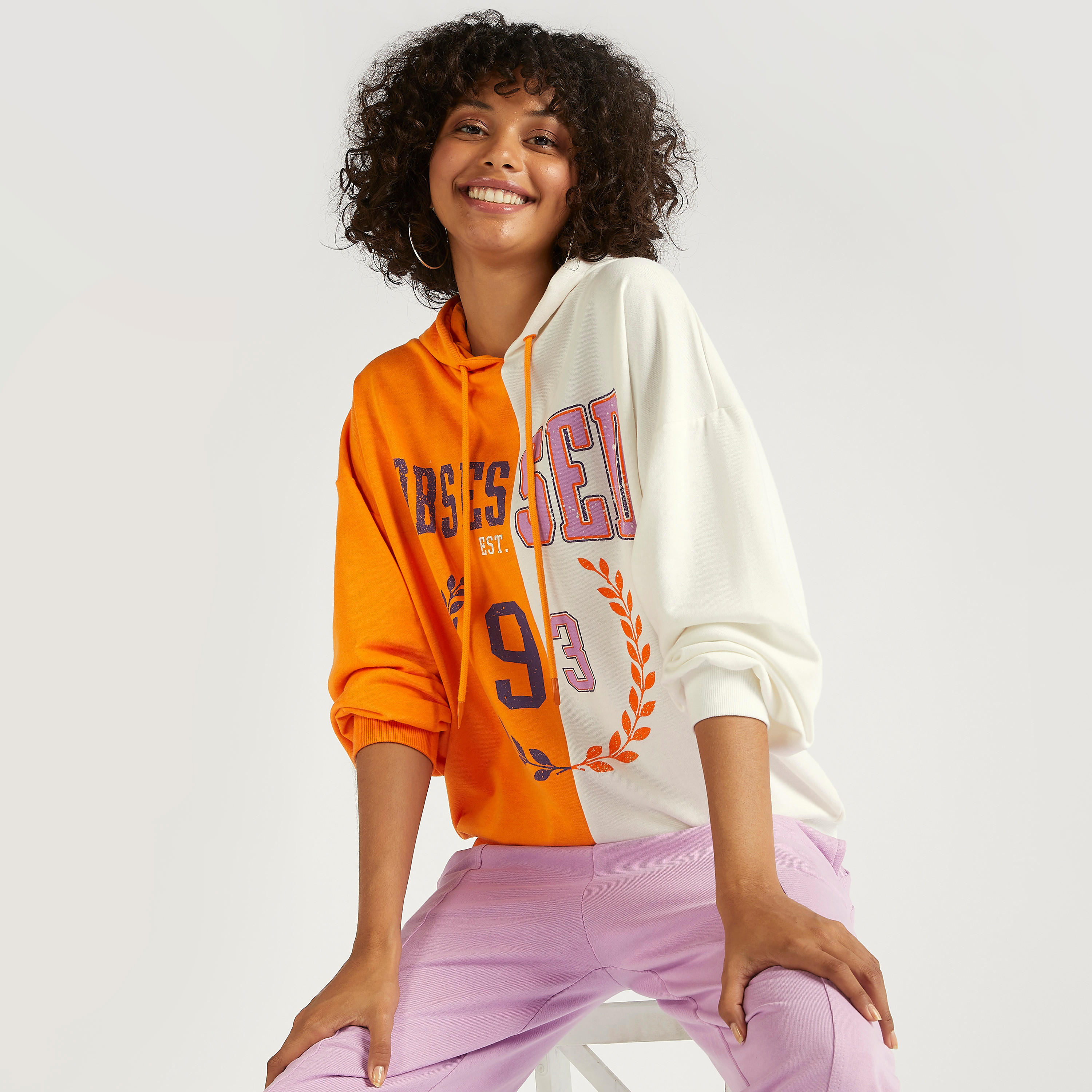 هودي بتصاميم مغايرة وأكمام طويلة وطبعات جرافيك-women-winterwear-hoodiesandsweatshirts-sweatshirts-image-1