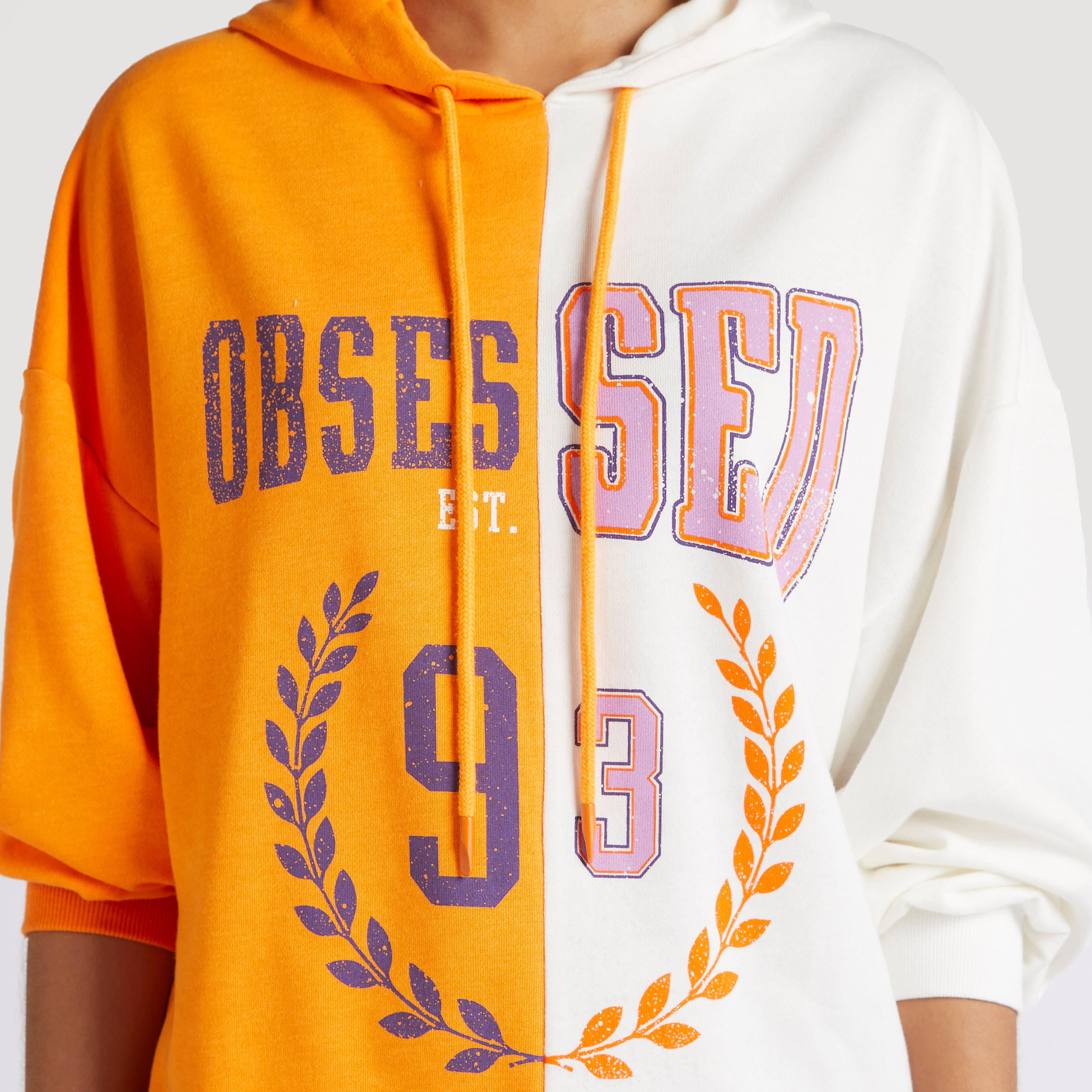 هودي بتصاميم مغايرة وأكمام طويلة وطبعات جرافيك-women-winterwear-hoodiesandsweatshirts-sweatshirts-image-3