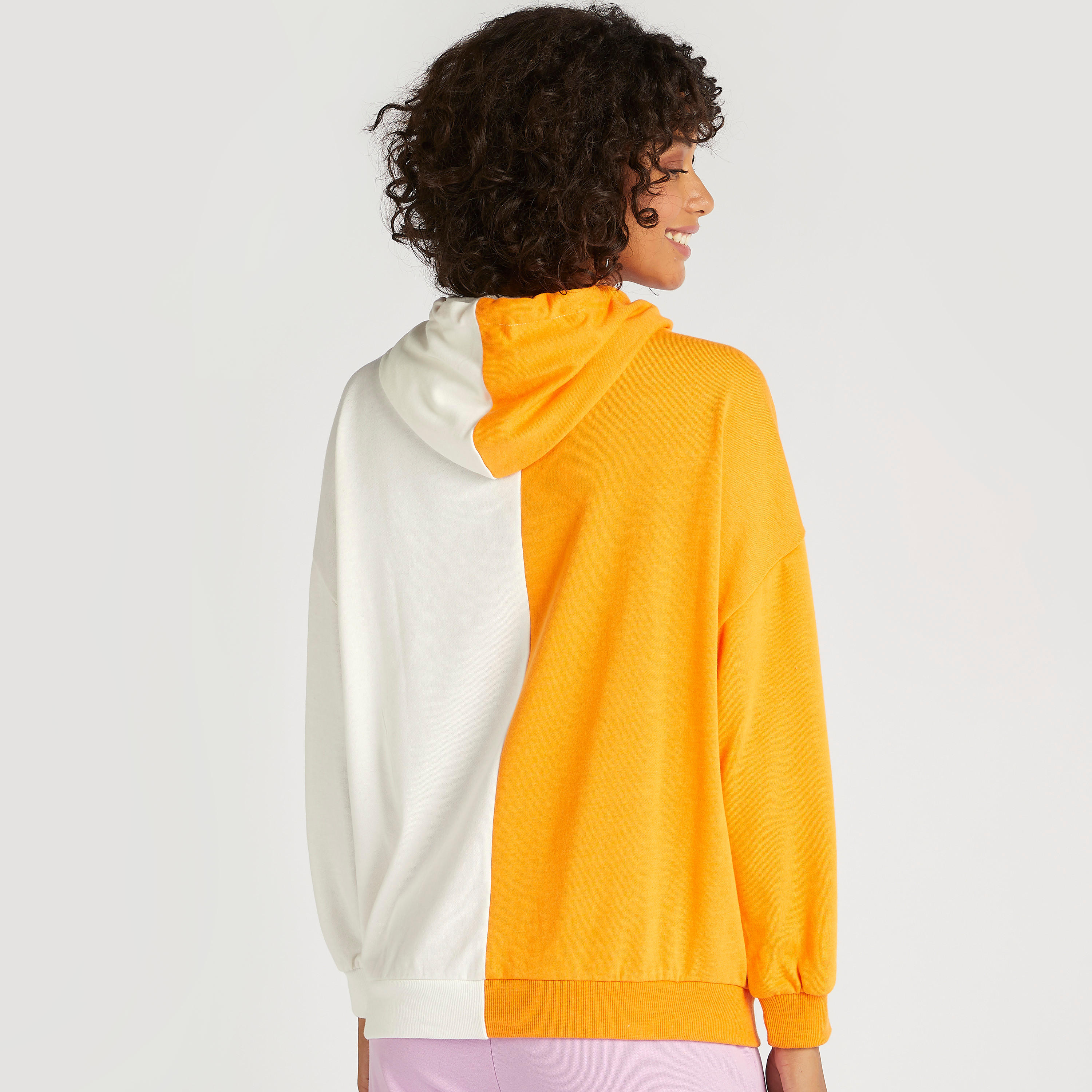 هودي بتصاميم مغايرة وأكمام طويلة وطبعات جرافيك-women-winterwear-hoodiesandsweatshirts-sweatshirts-image-4