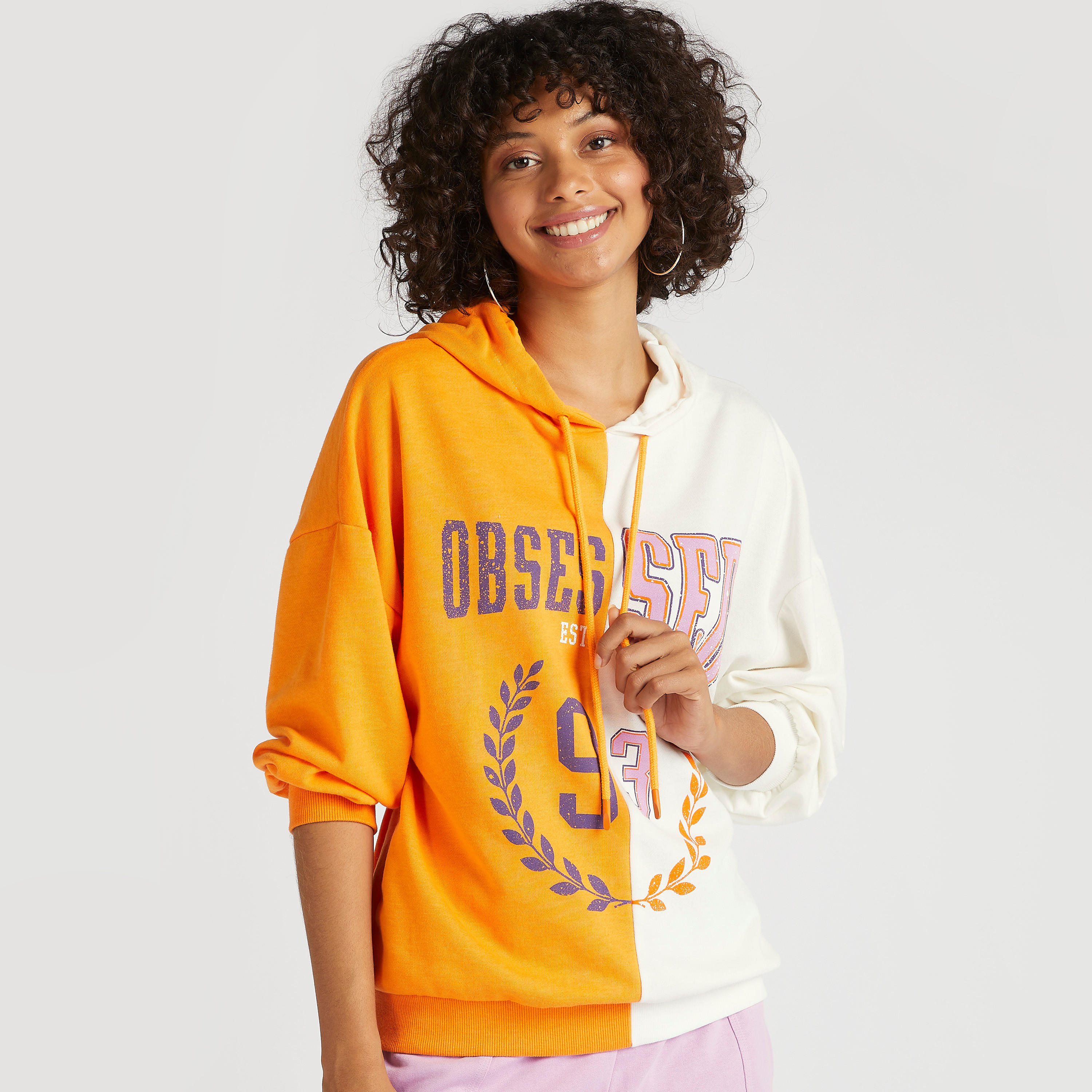 هودي بتصاميم مغايرة وأكمام طويلة وطبعات جرافيك-women-winterwear-hoodiesandsweatshirts-sweatshirts-image-5