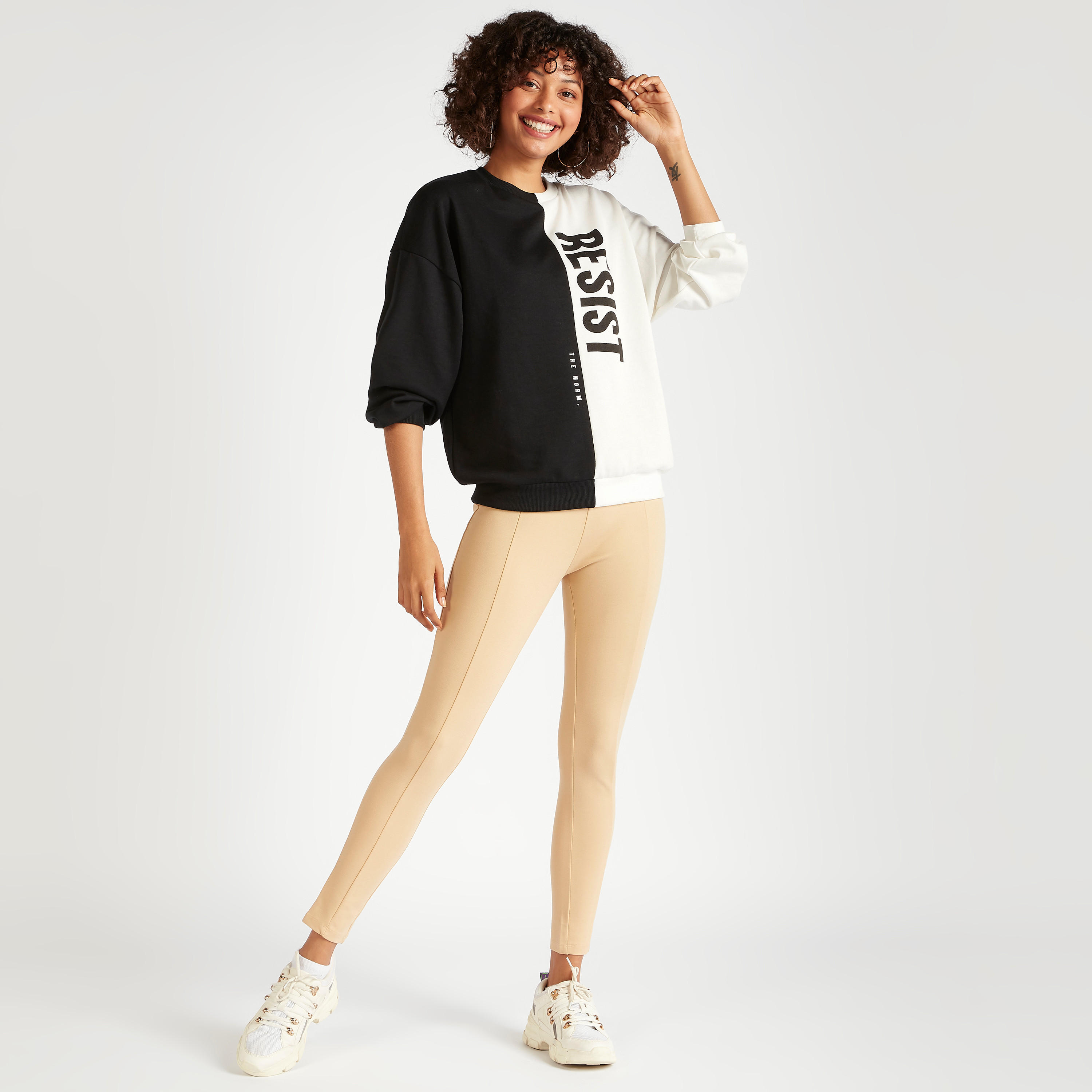 سويت شيرت  قوالب ملونة بقبعة وأكمام طويلة-women-winterwear-hoodiesandsweatshirts-sweatshirts-image-2