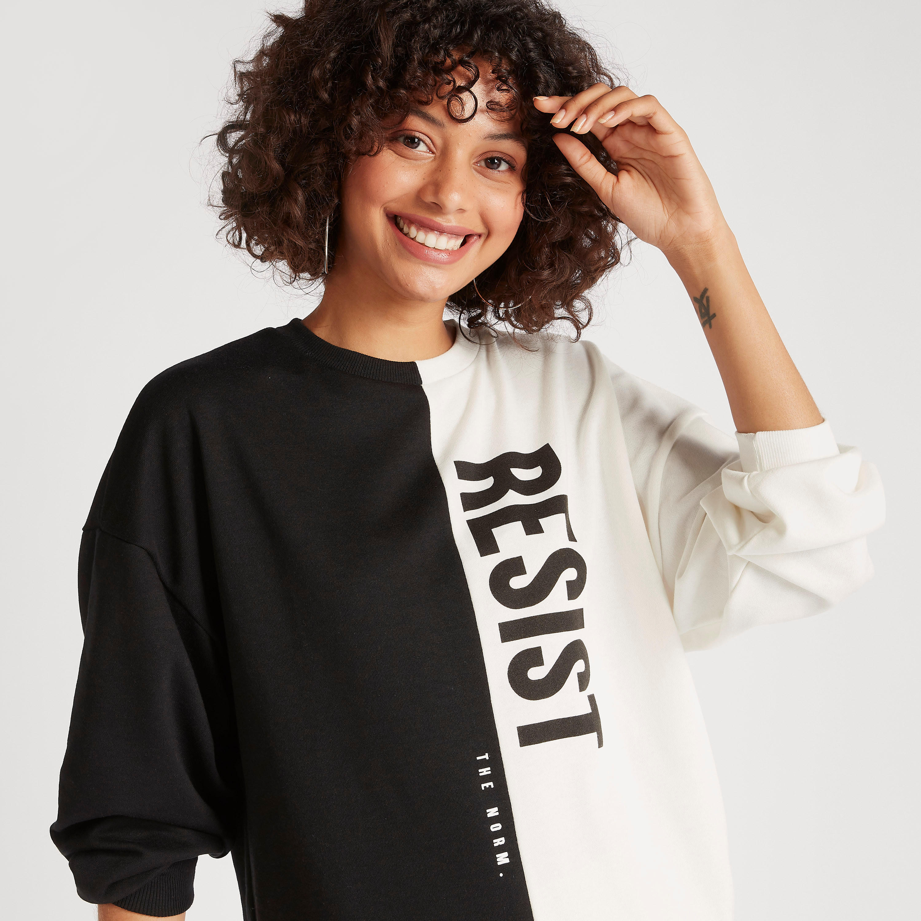 سويت شيرت  قوالب ملونة بقبعة وأكمام طويلة-women-winterwear-hoodiesandsweatshirts-sweatshirts-image-3