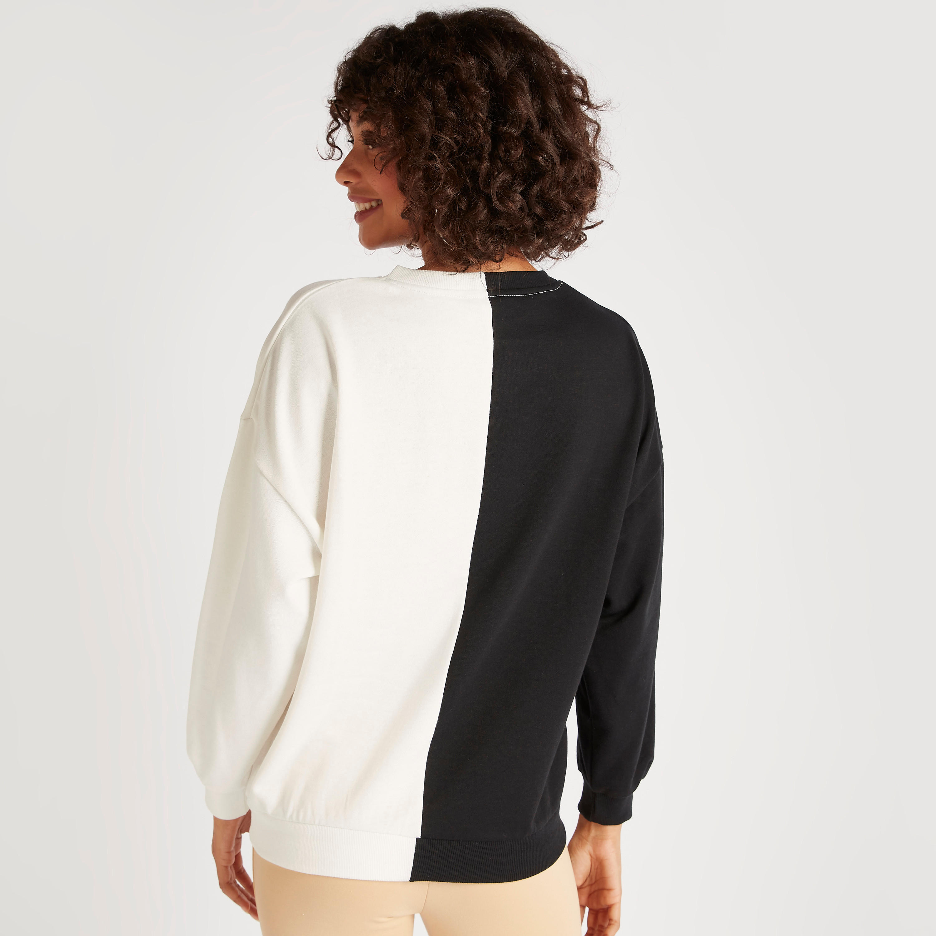 سويت شيرت  قوالب ملونة بقبعة وأكمام طويلة-women-winterwear-hoodiesandsweatshirts-sweatshirts-image-4