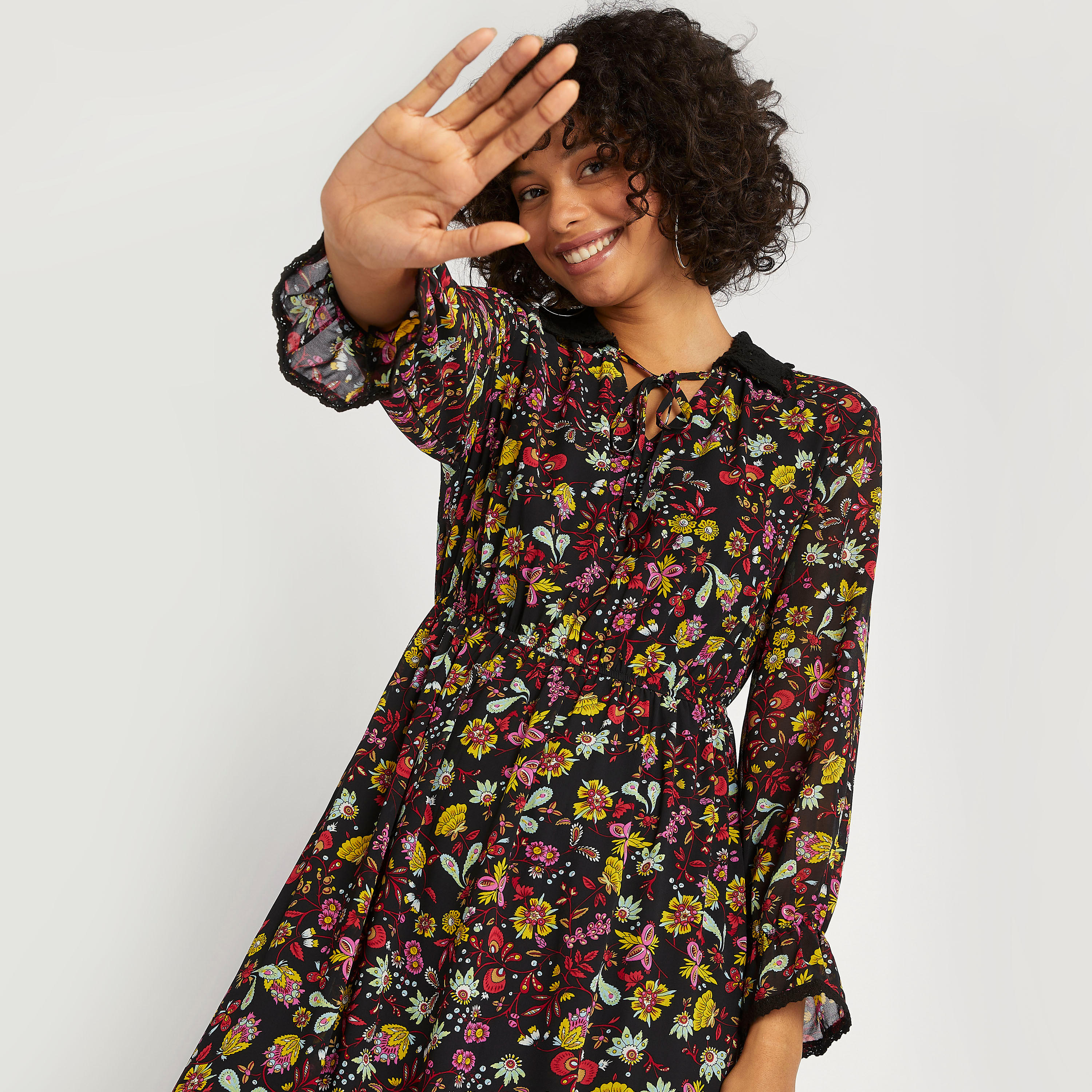فستان متعدّد الطبقات ميدي إيه لاين بطبعات أزهار وأكمام طويلة وخصر مطّاطي-women-clothing-dresses-image-2