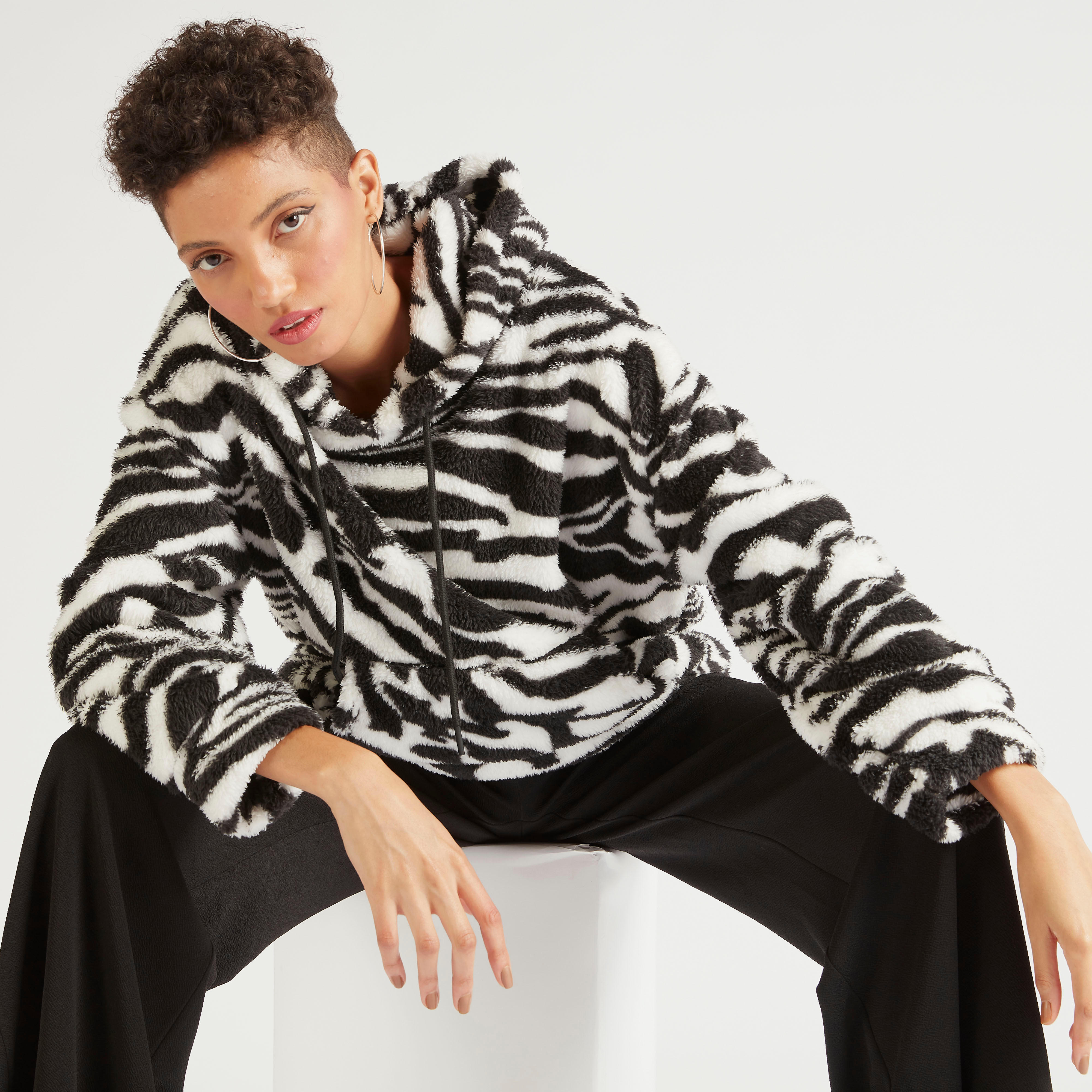 سويت شيرت بقبّعة وجيوب كنغر وأكمام طويلة وطبعات نصيّة-women-clothing-cardigansandjumpers-jumpers-image-1