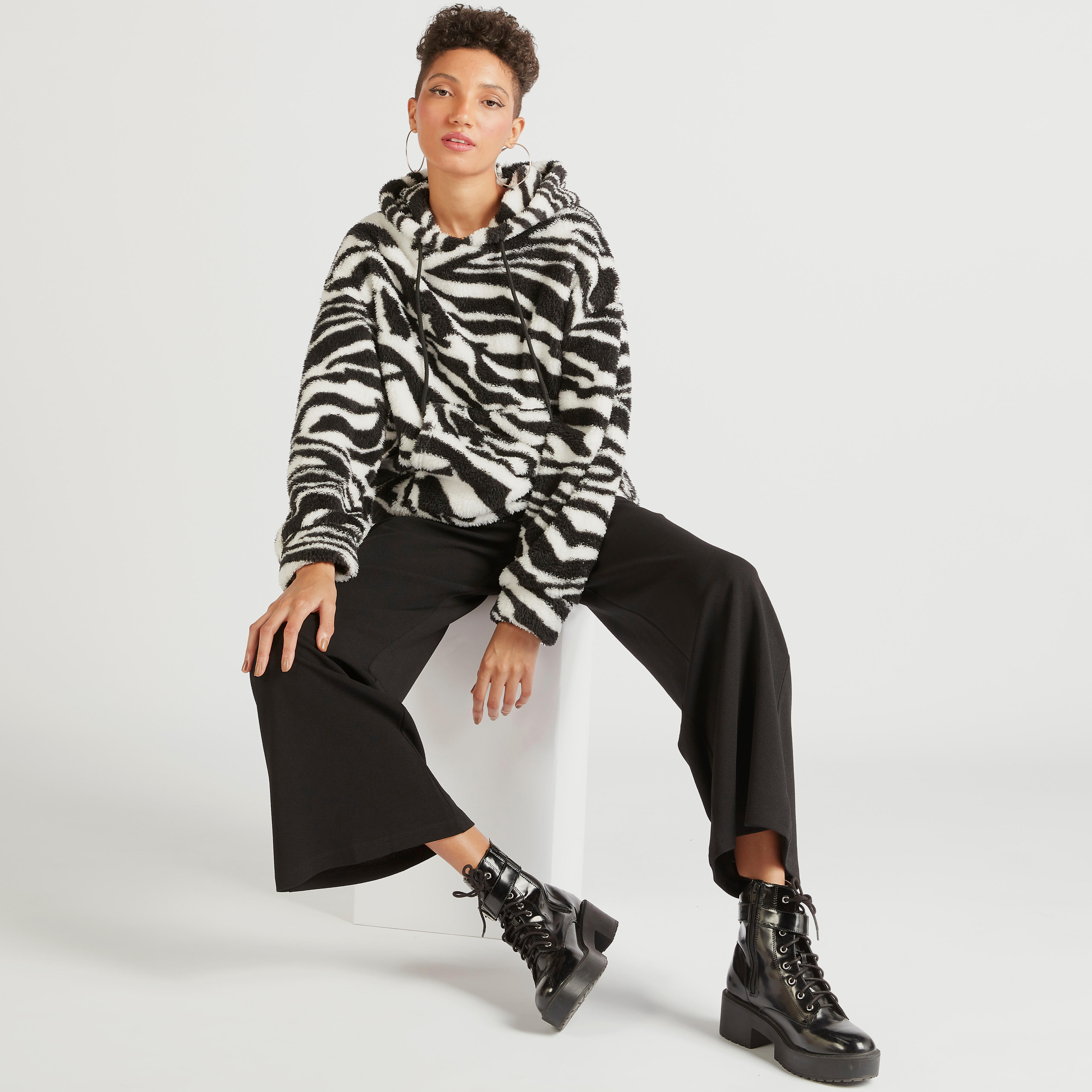 سويت شيرت بقبّعة وجيوب كنغر وأكمام طويلة وطبعات نصيّة-women-clothing-cardigansandjumpers-jumpers-image-2