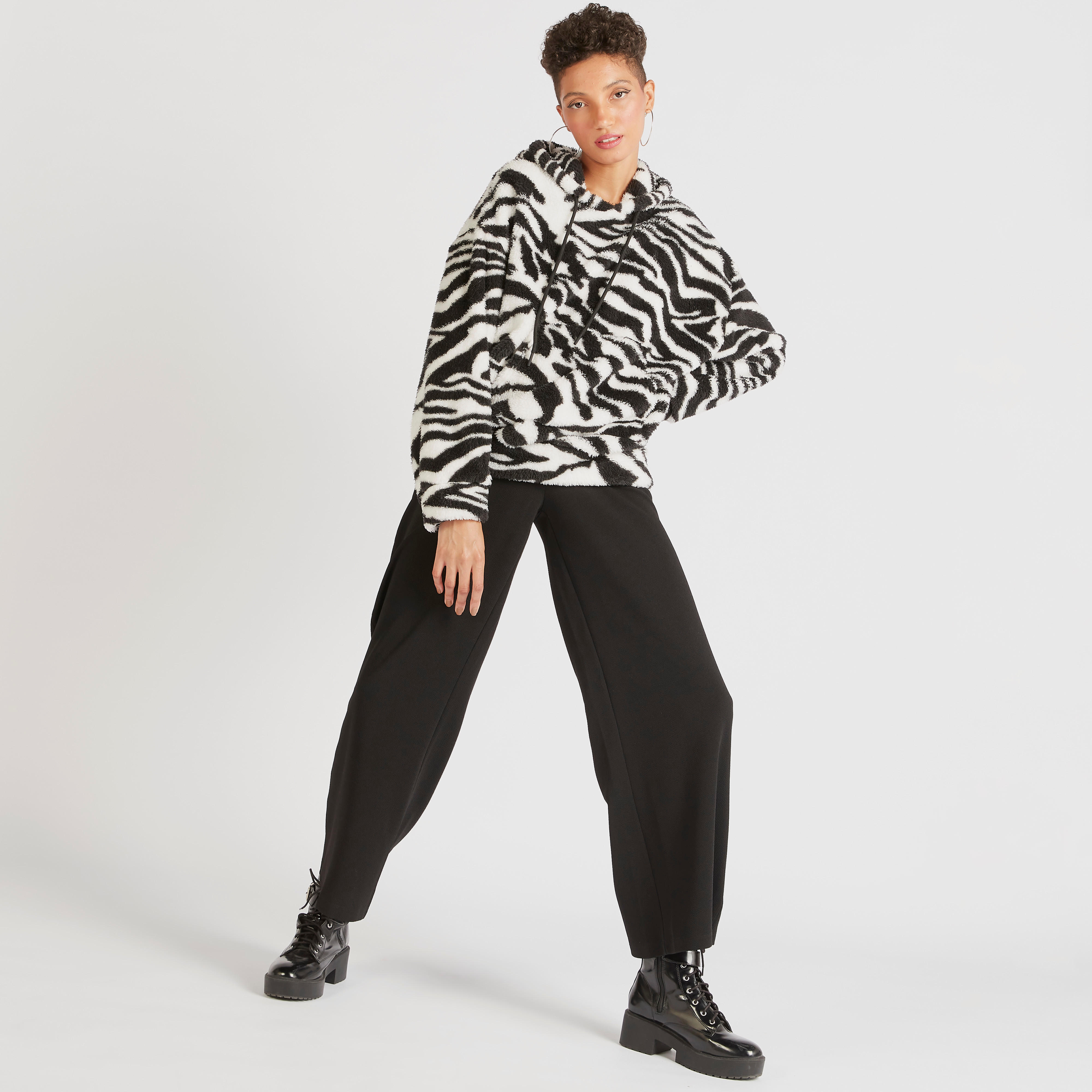 سويت شيرت بقبّعة وجيوب كنغر وأكمام طويلة وطبعات نصيّة-women-clothing-cardigansandjumpers-jumpers-image-6
