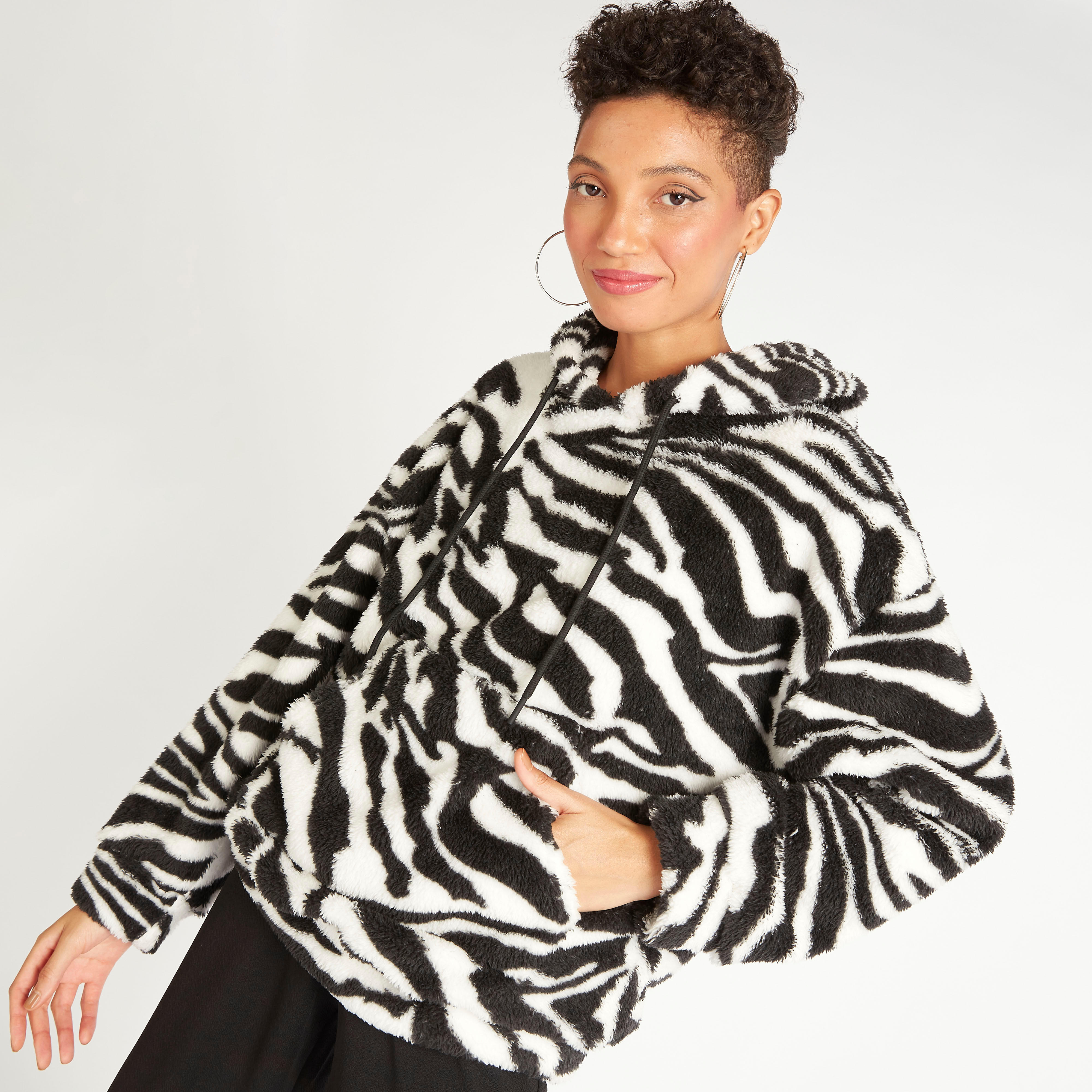 سويت شيرت بقبّعة وجيوب كنغر وأكمام طويلة وطبعات نصيّة-women-clothing-cardigansandjumpers-jumpers-image-7