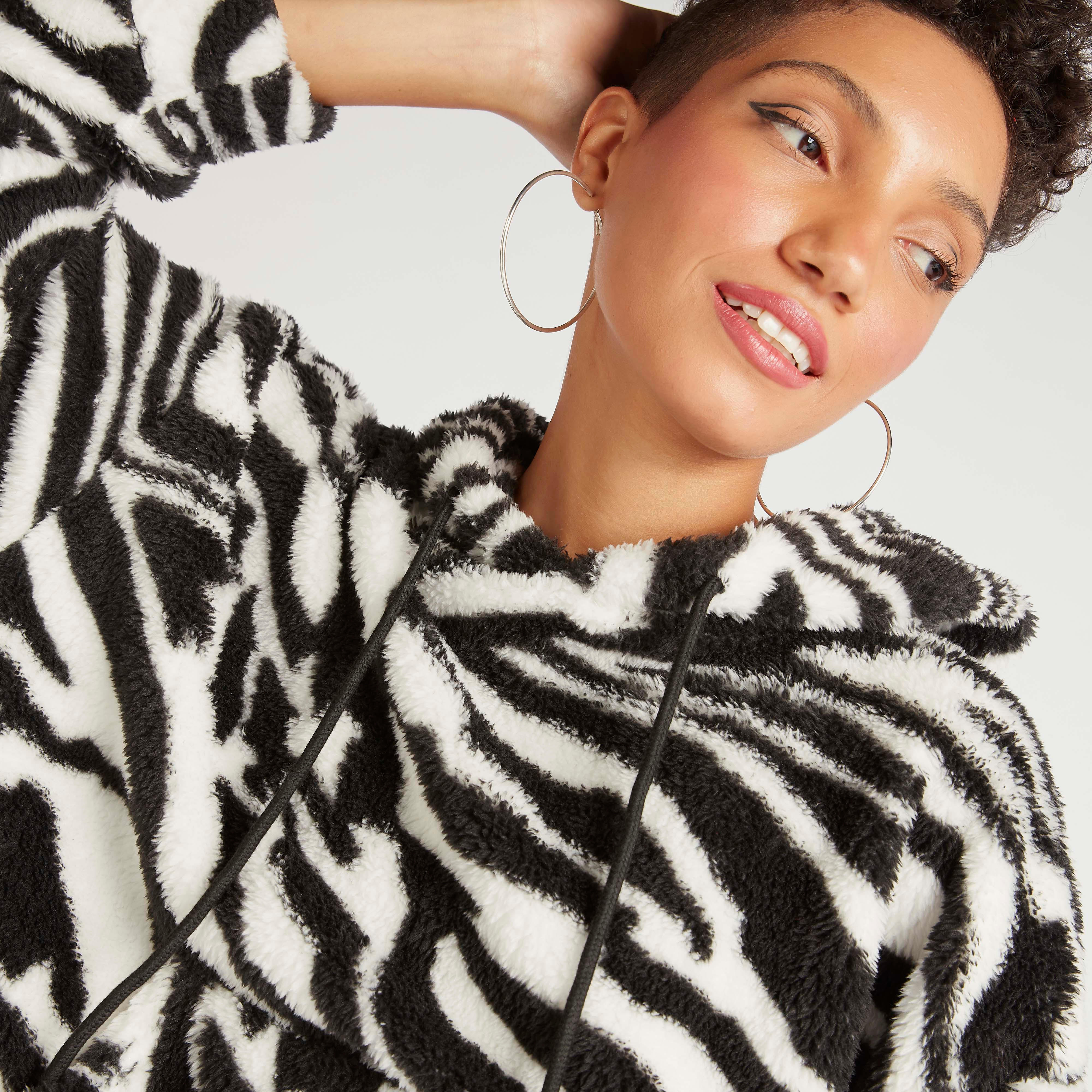 سويت شيرت بقبّعة وجيوب كنغر وأكمام طويلة وطبعات نصيّة-women-clothing-cardigansandjumpers-jumpers-image-8