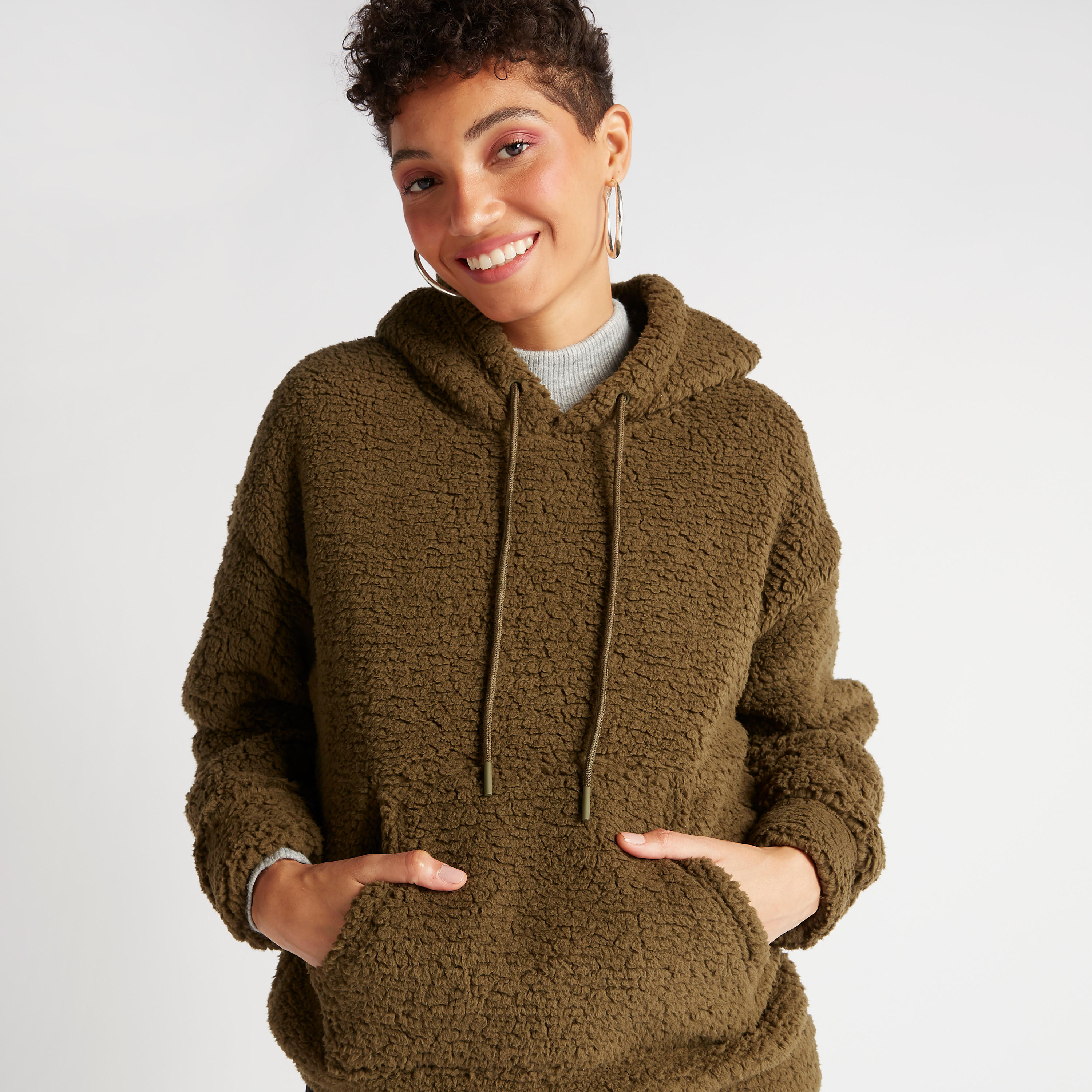سويت شيرت بقبّعة وجيوب كنغر وأكمام طويلة وطبعات نصيّة-women-clothing-cardigansandjumpers-jumpers-image-5