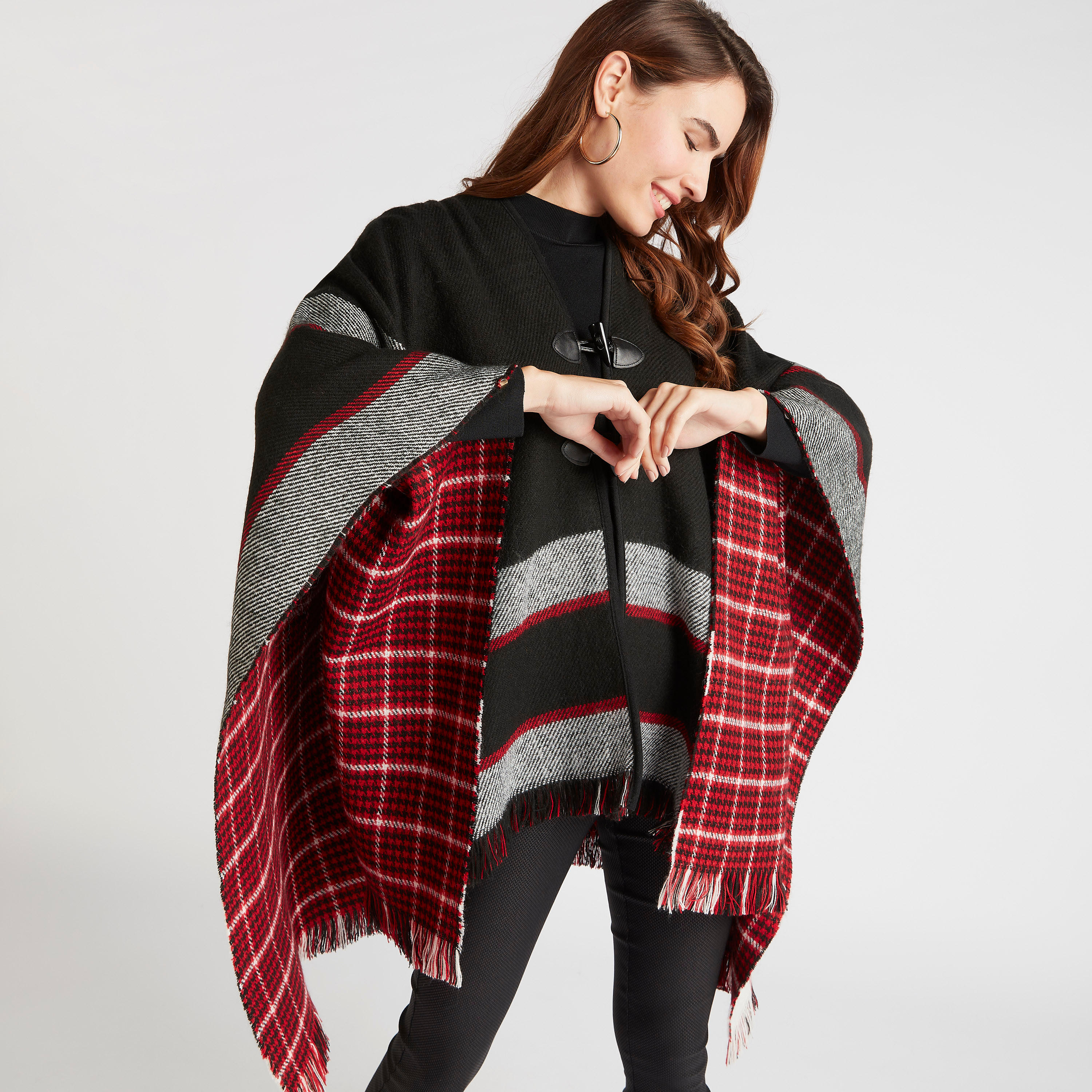 بونشو كاروهات يستخدم على الوجهين بأزرار إغلاق متداخلة-women-winterwear-coatsandjackets-jackets-image-5
