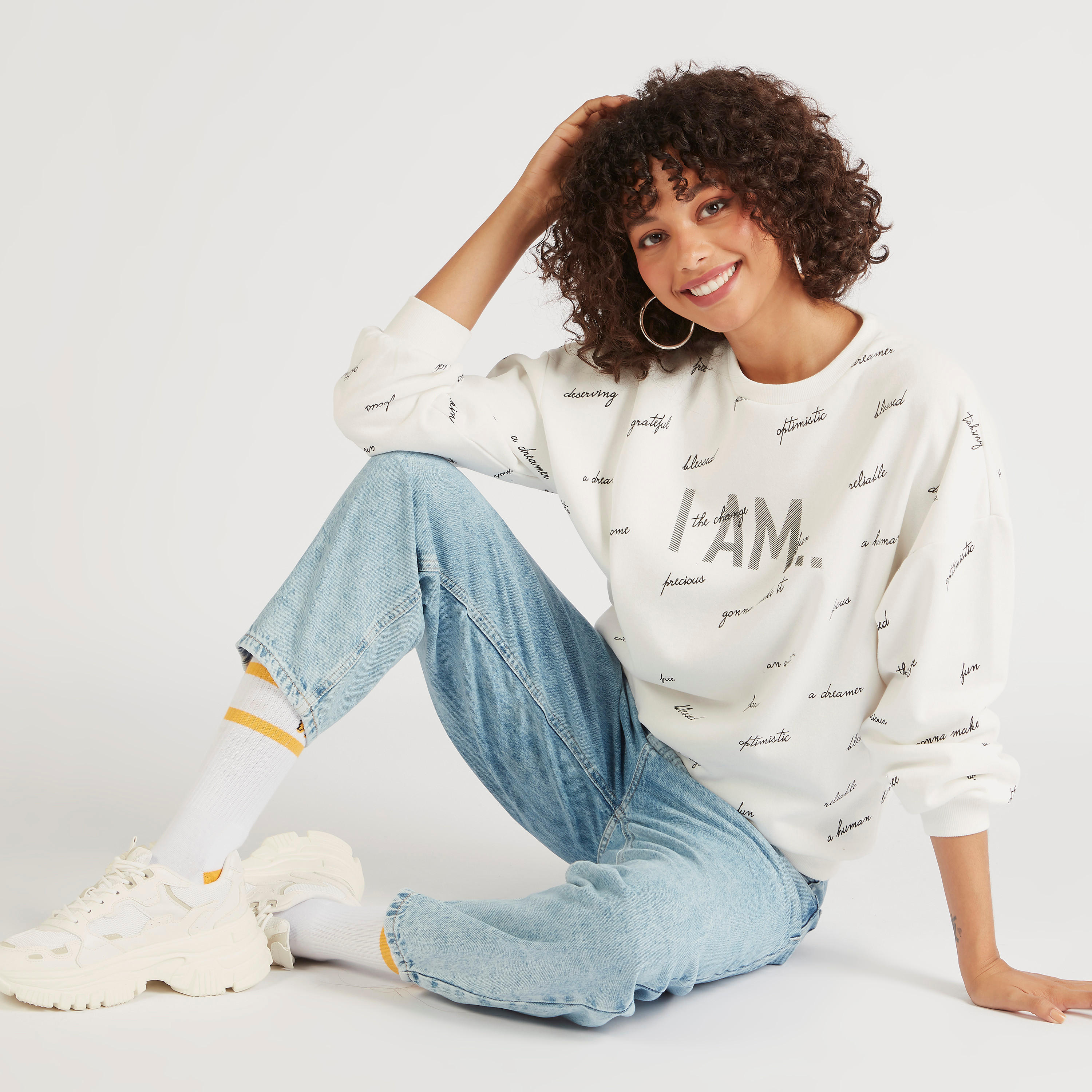 سويت شيرت بياقة ضيّقة وأكمام طويلة وطبعات-women-winterwear-hoodiesandsweatshirts-sweatshirts-image-1