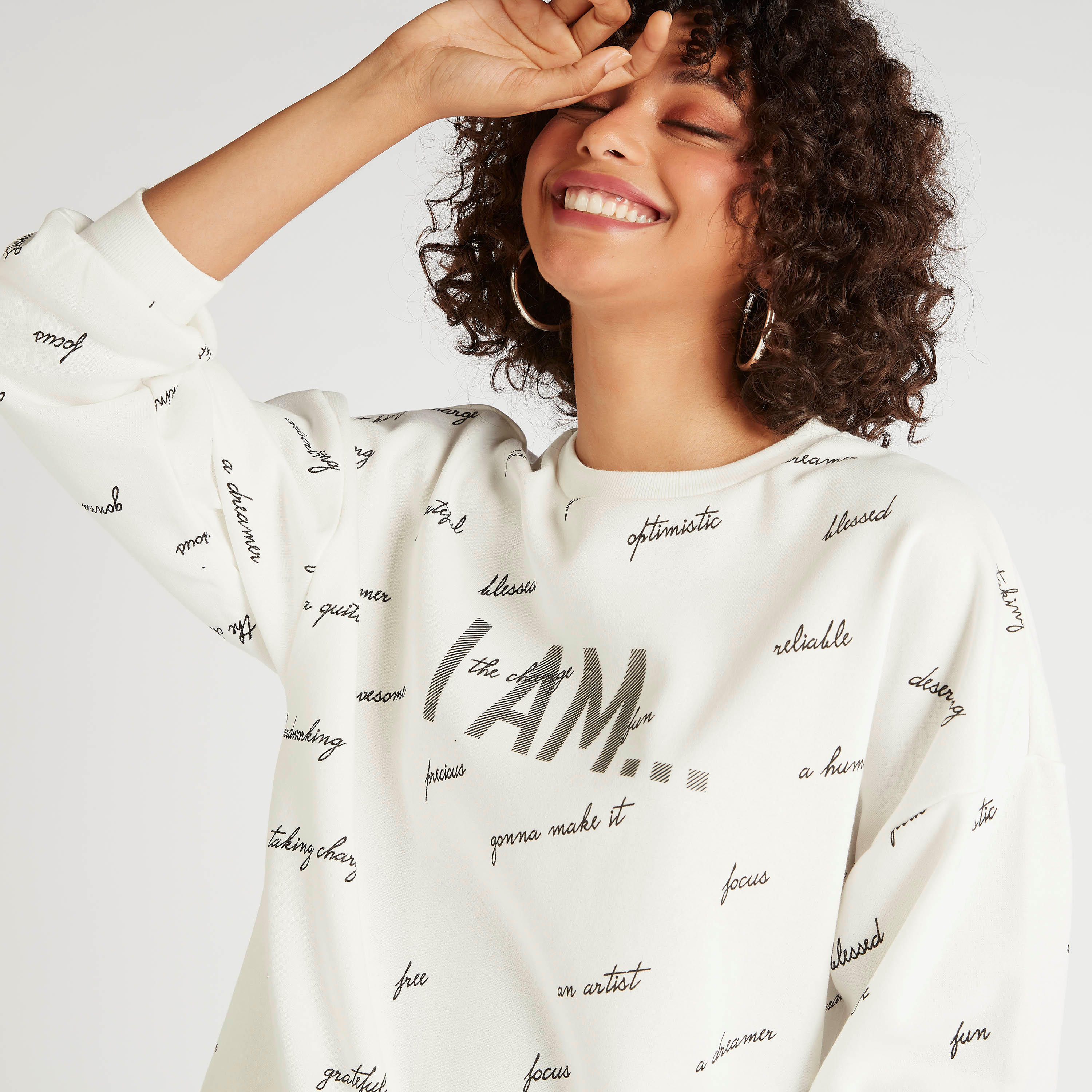 سويت شيرت بياقة ضيّقة وأكمام طويلة وطبعات-women-winterwear-hoodiesandsweatshirts-sweatshirts-image-3