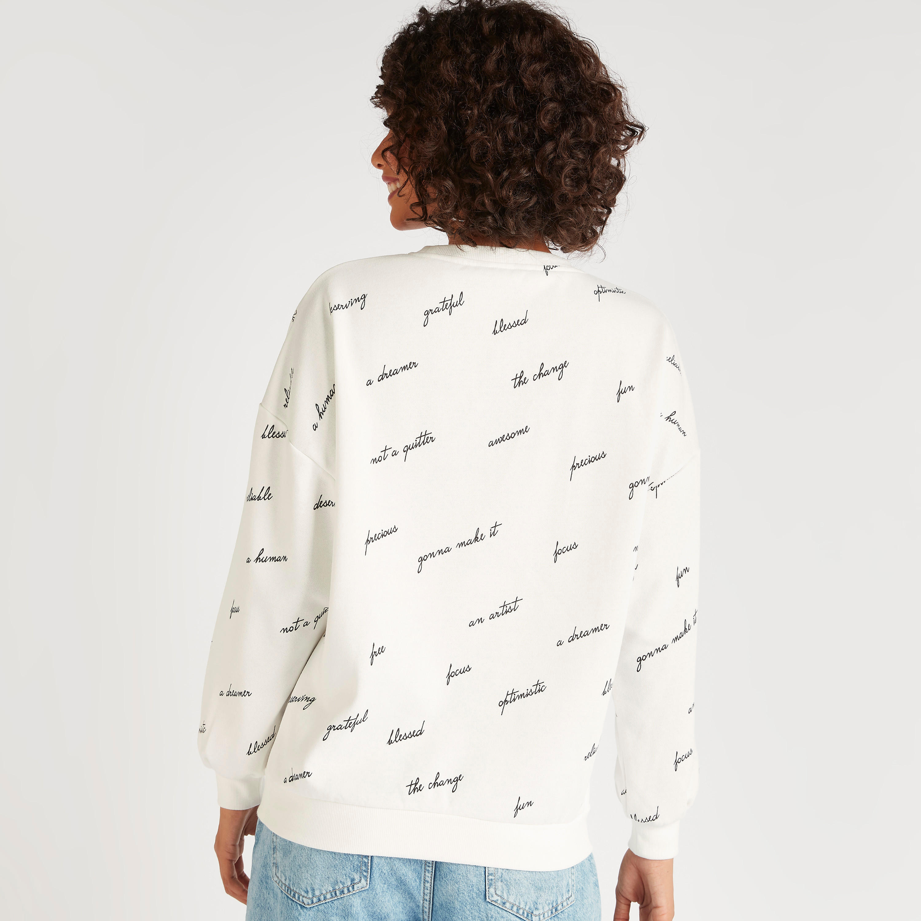 سويت شيرت بياقة ضيّقة وأكمام طويلة وطبعات-women-winterwear-hoodiesandsweatshirts-sweatshirts-image-4