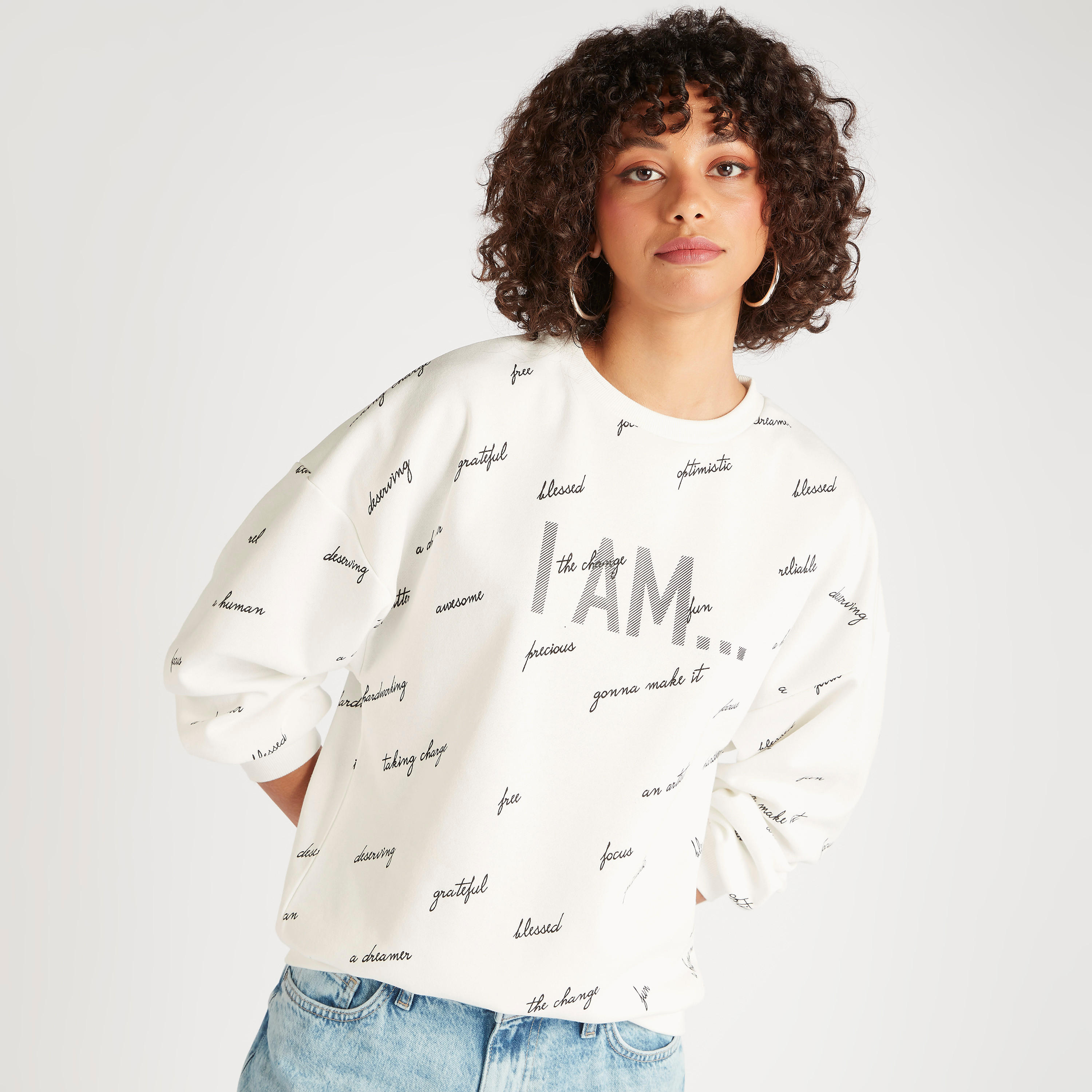سويت شيرت بياقة ضيّقة وأكمام طويلة وطبعات-women-winterwear-hoodiesandsweatshirts-sweatshirts-image-5
