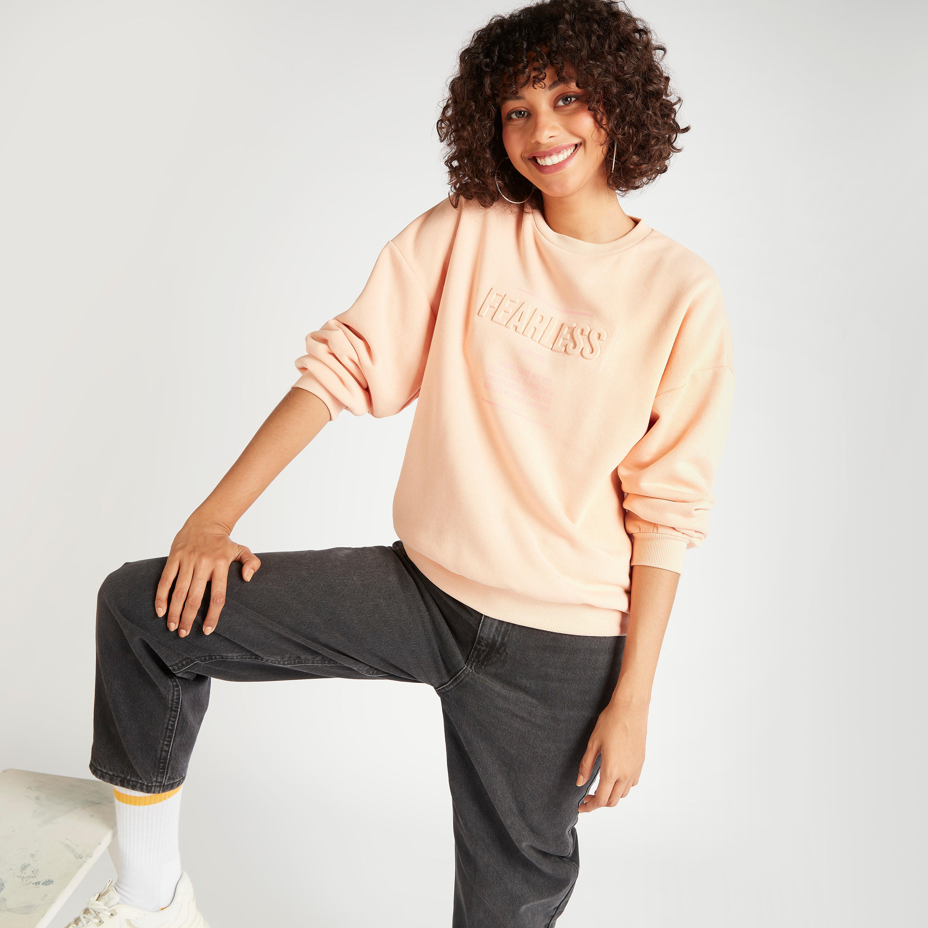سويت شيرت منقوش بياقة ضيقة وأكمام طويلة-women-winterwear-hoodiesandsweatshirts-sweatshirts-image-1