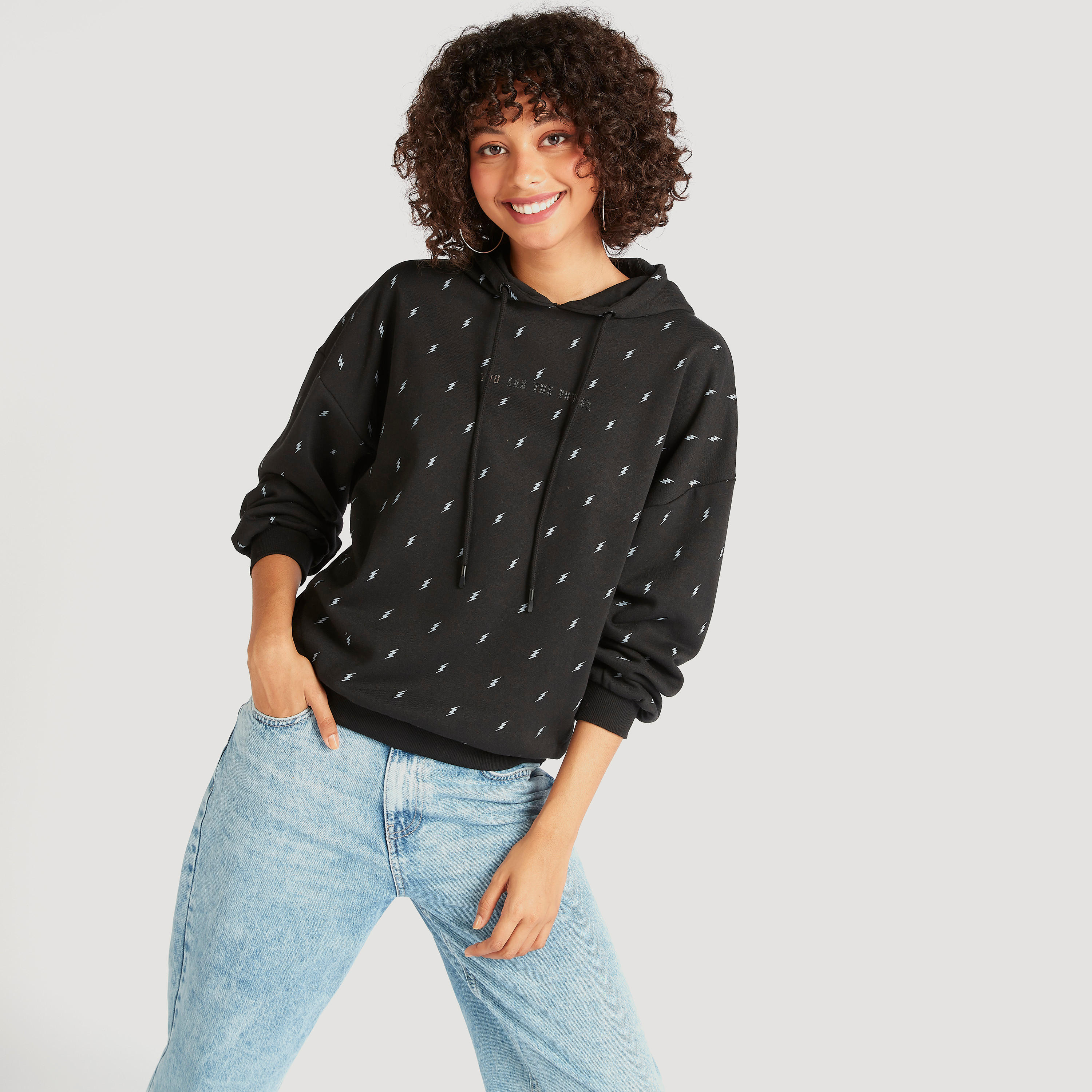 سويت شيرت بقبّعة وأكمام طويلة وطبعات بالكامل-women-winterwear-hoodiesandsweatshirts-sweatshirts-image-1