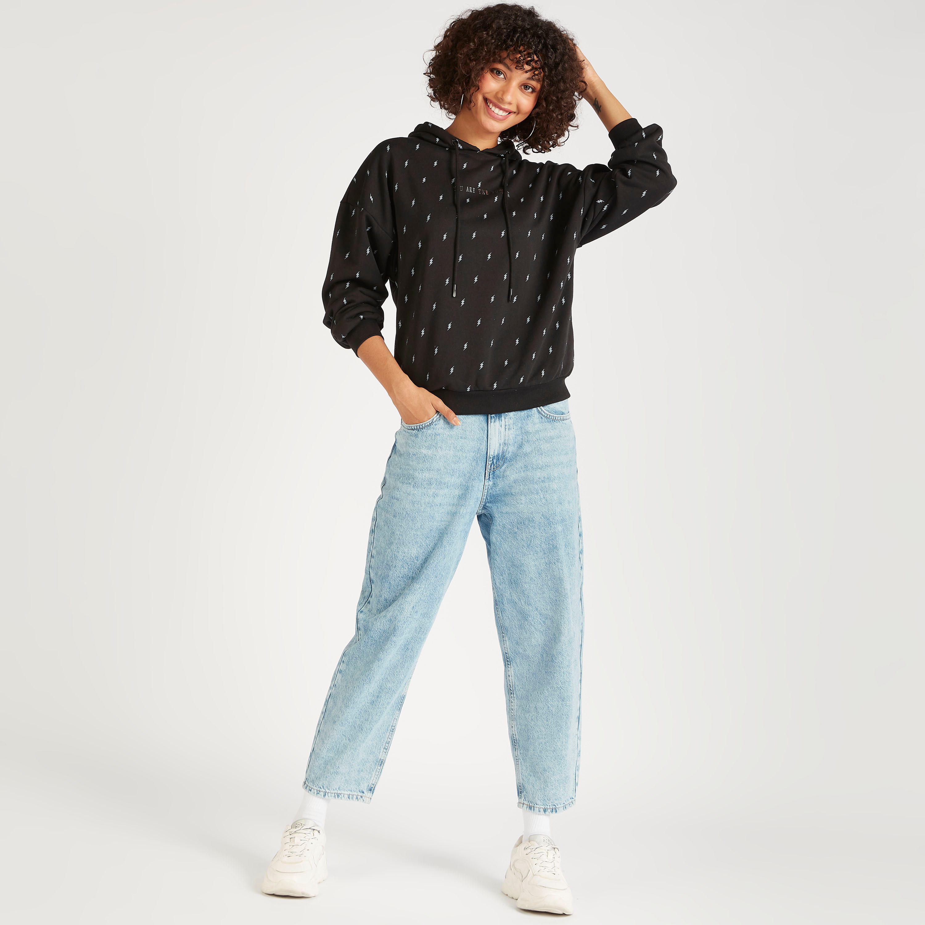 سويت شيرت بقبّعة وأكمام طويلة وطبعات بالكامل-women-winterwear-hoodiesandsweatshirts-sweatshirts-image-2
