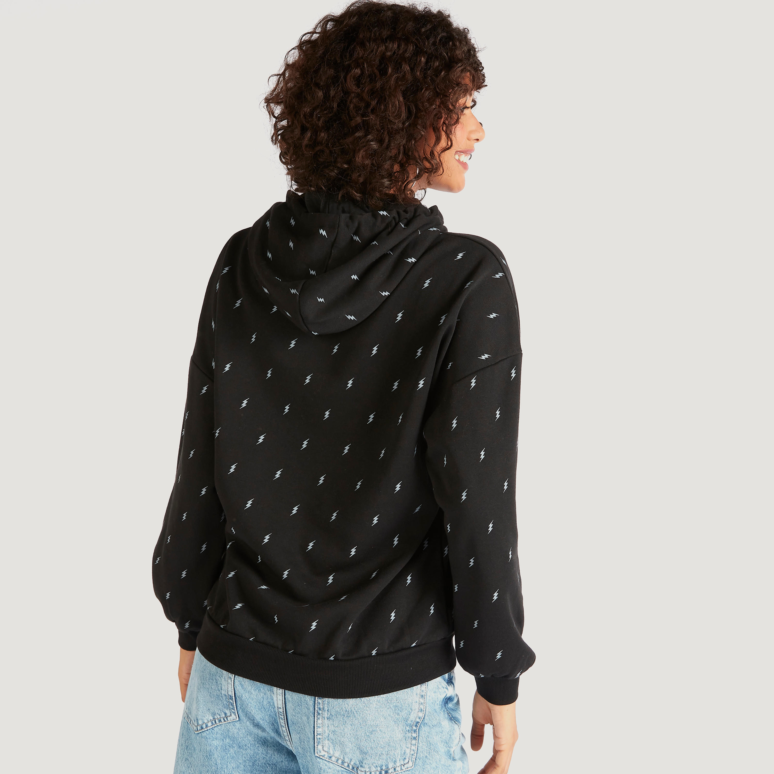 سويت شيرت بقبّعة وأكمام طويلة وطبعات بالكامل-women-winterwear-hoodiesandsweatshirts-sweatshirts-image-4