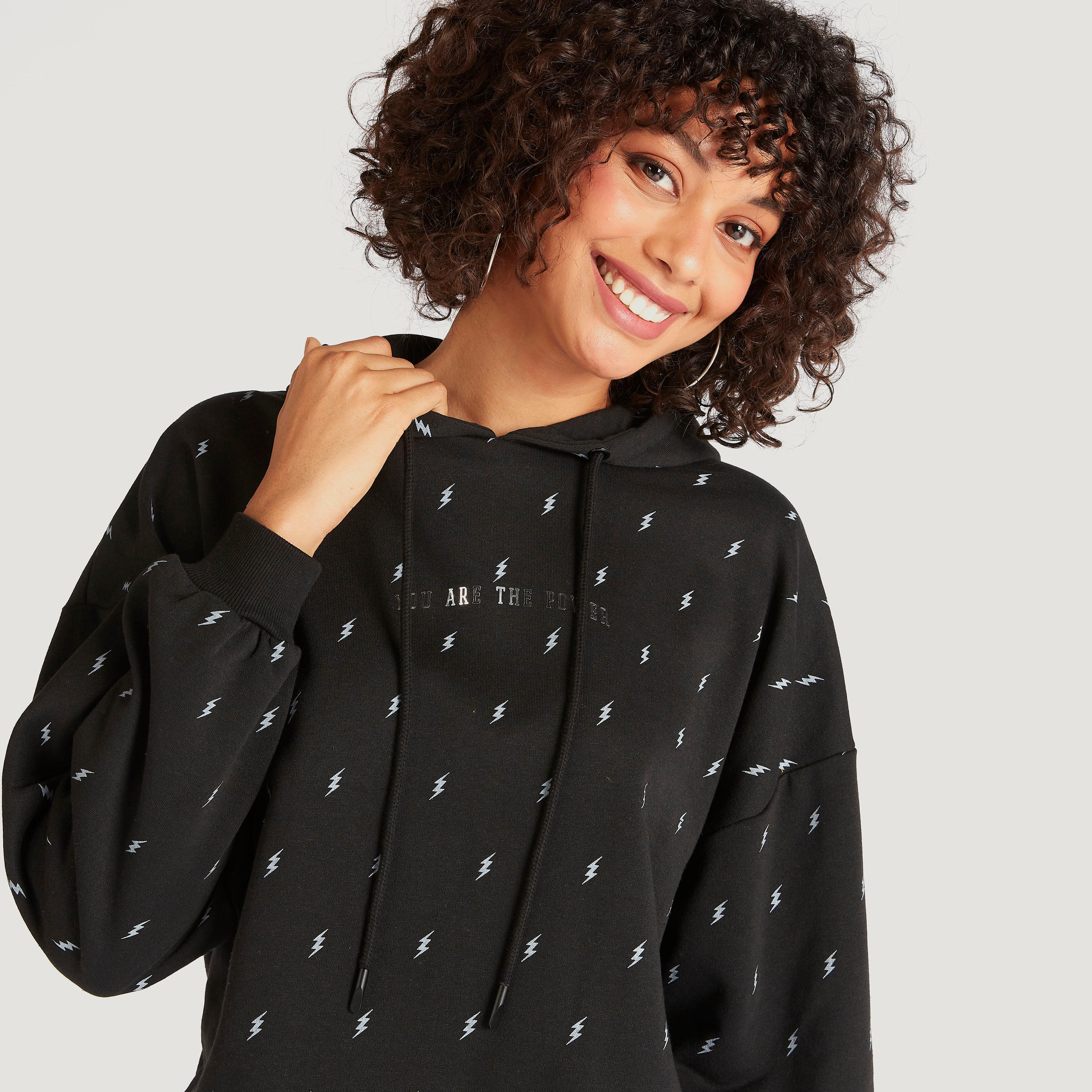 سويت شيرت بقبّعة وأكمام طويلة وطبعات بالكامل-women-winterwear-hoodiesandsweatshirts-sweatshirts-image-5