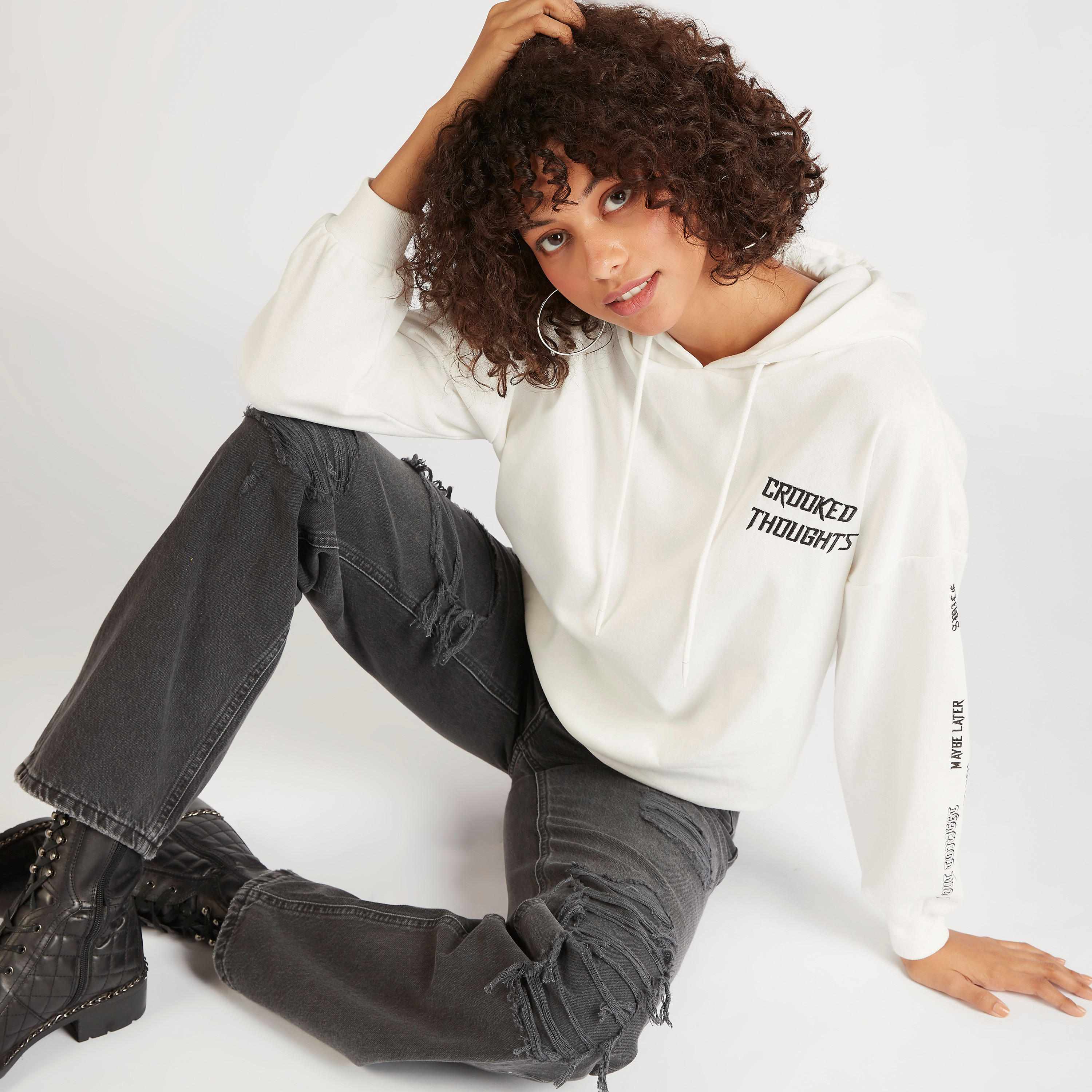 سويت شيرت بياقة بقبّعة وطبعات نصيّة-women-winterwear-hoodiesandsweatshirts-sweatshirts-image-8