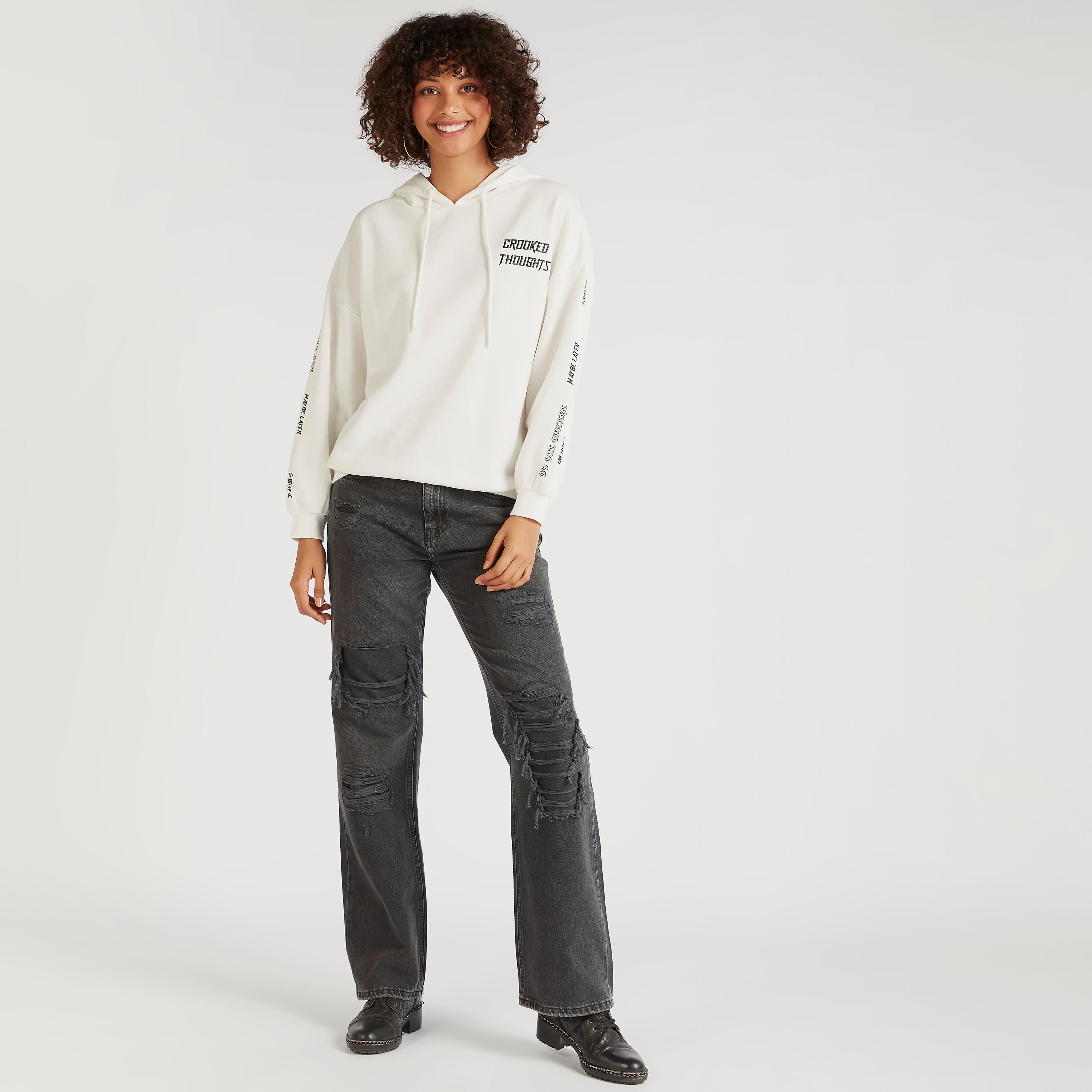 سويت شيرت بياقة بقبّعة وطبعات نصيّة-women-winterwear-hoodiesandsweatshirts-sweatshirts-image-7