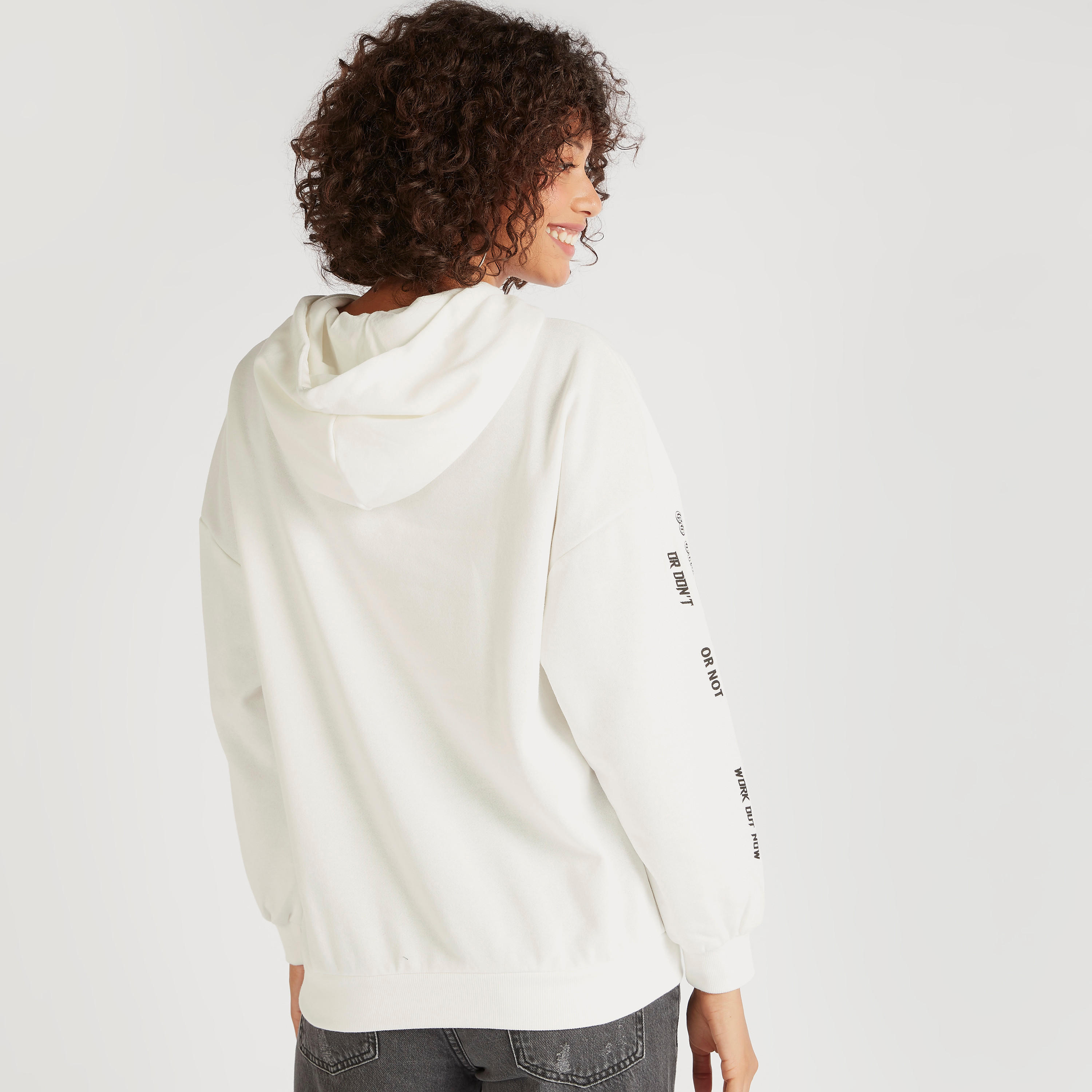 سويت شيرت بياقة بقبّعة وطبعات نصيّة-women-winterwear-hoodiesandsweatshirts-sweatshirts-image-5