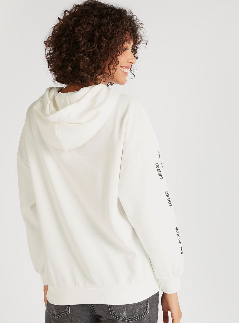 سويت شيرت بياقة بقبّعة وطبعات نصيّة-women-winterwear-hoodiesandsweatshirts-sweatshirts-image-5