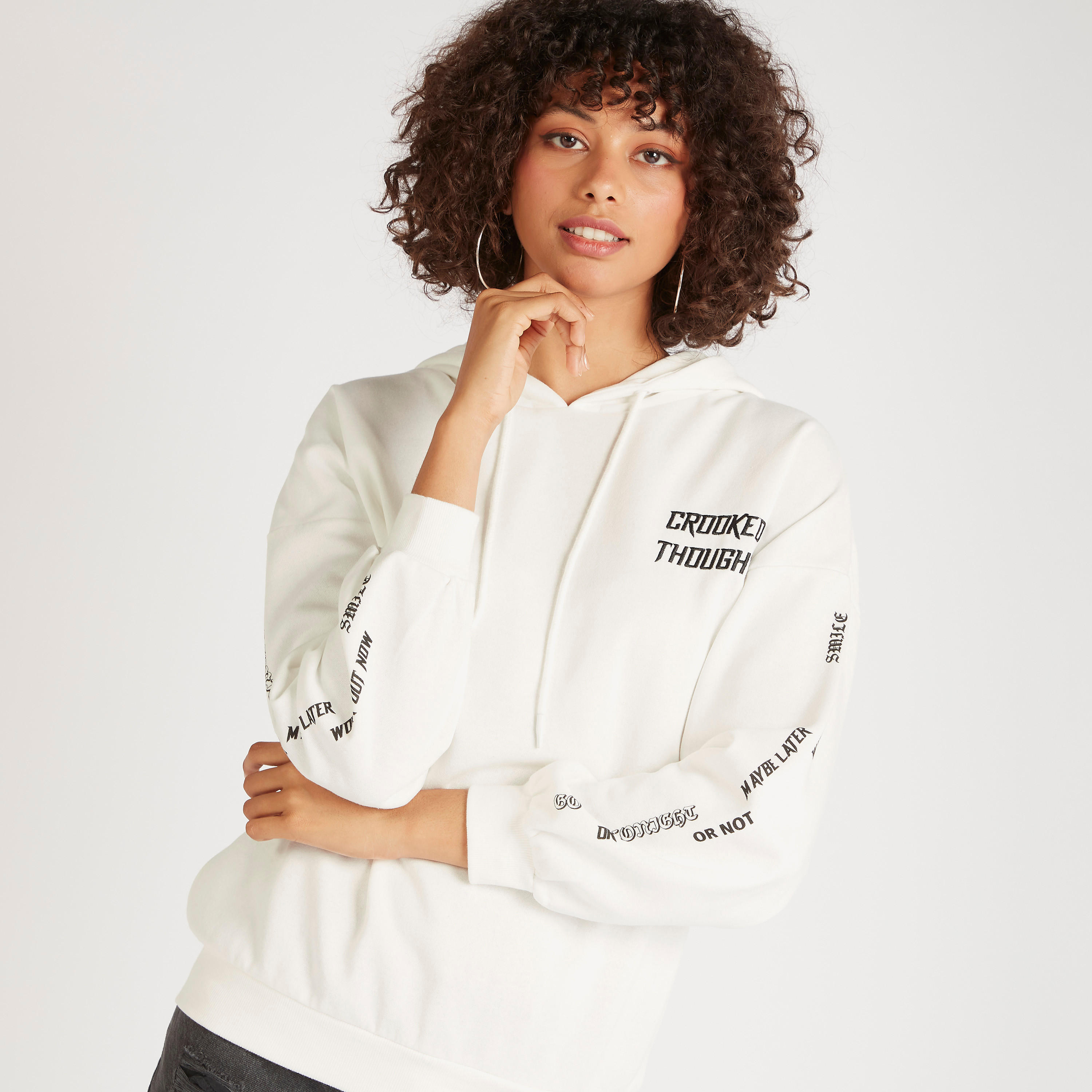سويت شيرت بياقة بقبّعة وطبعات نصيّة-women-winterwear-hoodiesandsweatshirts-sweatshirts-image-4